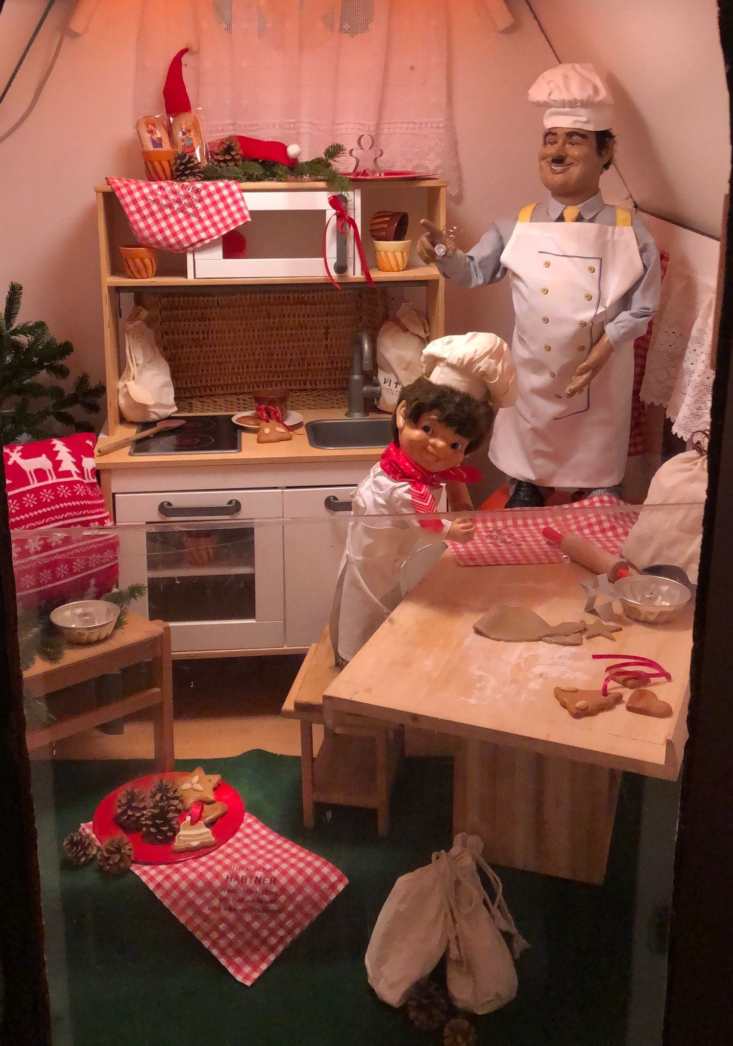 Der Bäckermeister und sein Lehrling erfreuen seit 35 Jahre die Passanten vor der Bäckerei.