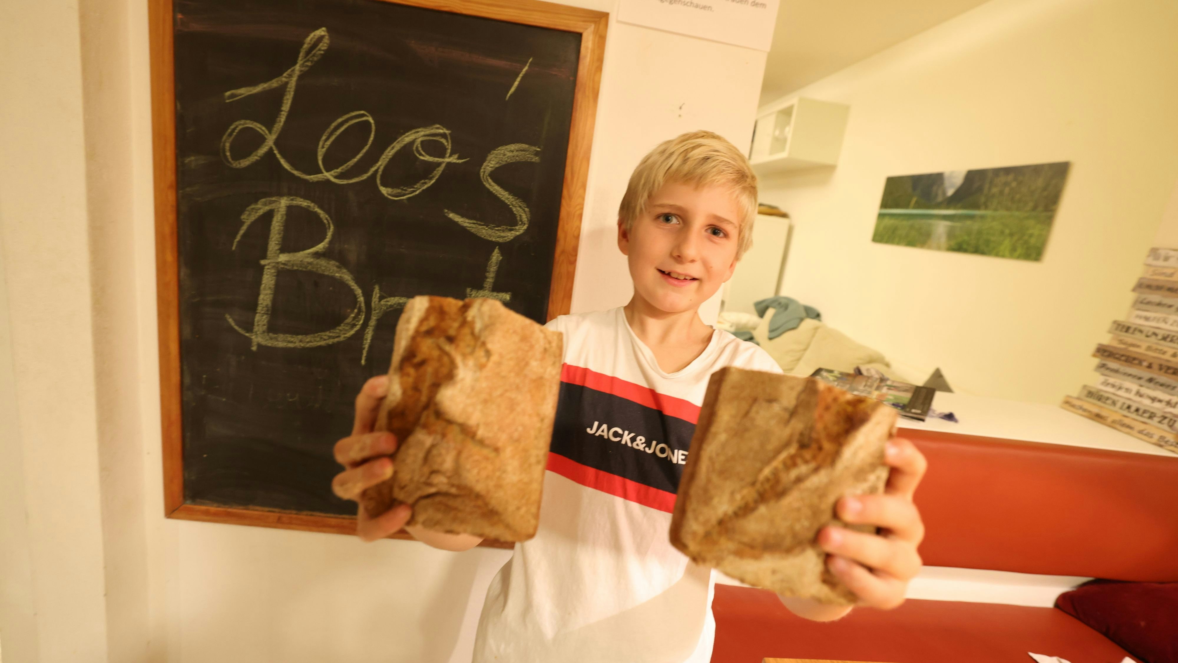 Leo (9) aus Wien-Hietzing bäckt das "weltbeste" Volllkornbrot. Mit dem Gewinn erweitert er seine Modelleisenbahn.