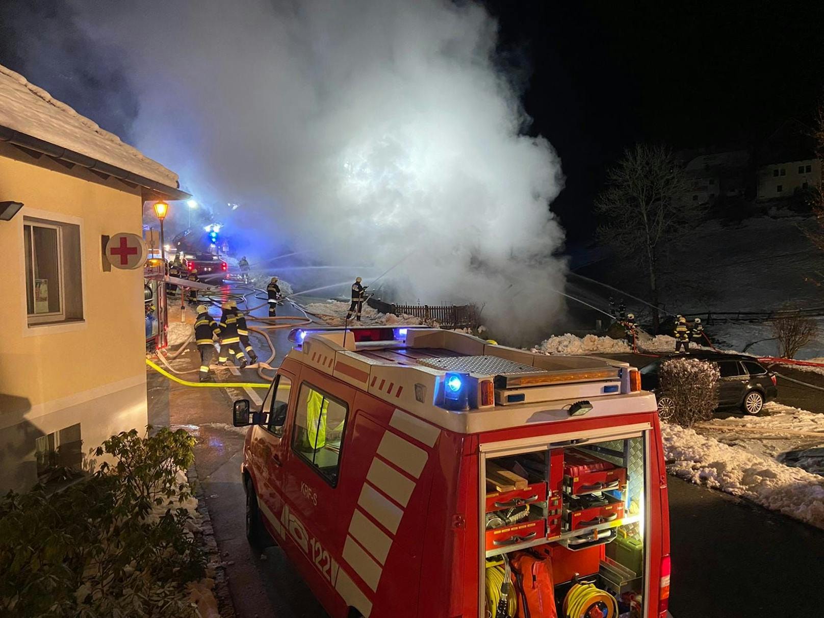 Die Feuerwehren Sirnitz, Feldkirchen, Steuerberg, Glödnitz und Deutsch Griffen konnten ein Ausbreiten des Feuers auf Nebengebäude verhindern.