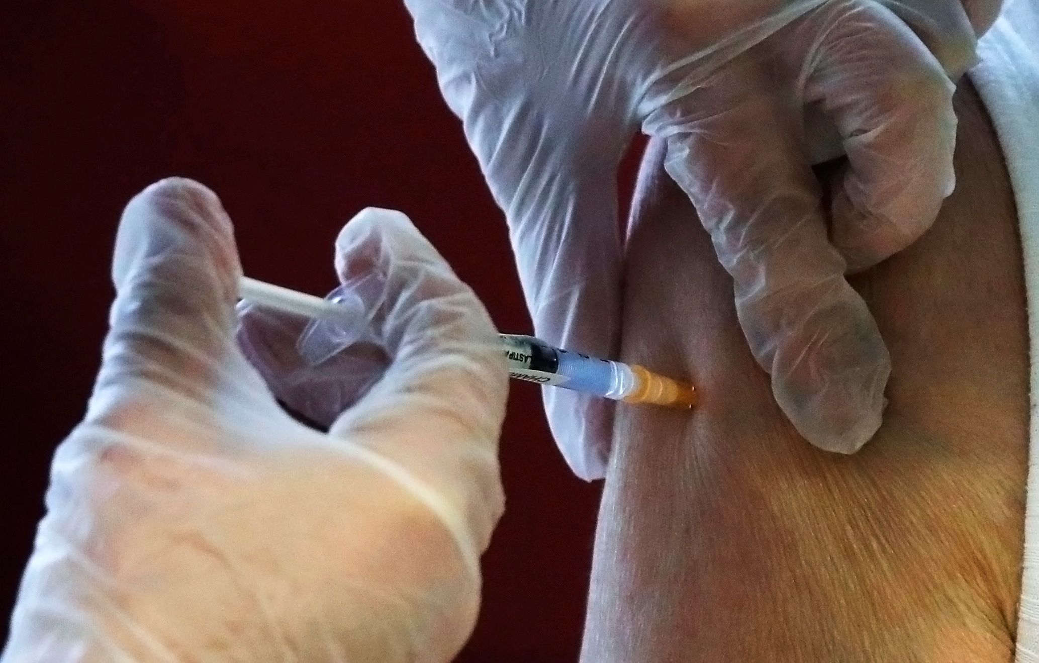 Ein Experte empfiehlt, sich nicht trotz, sondern gerade wegen Omikron die Booster-Impfung zu holen.