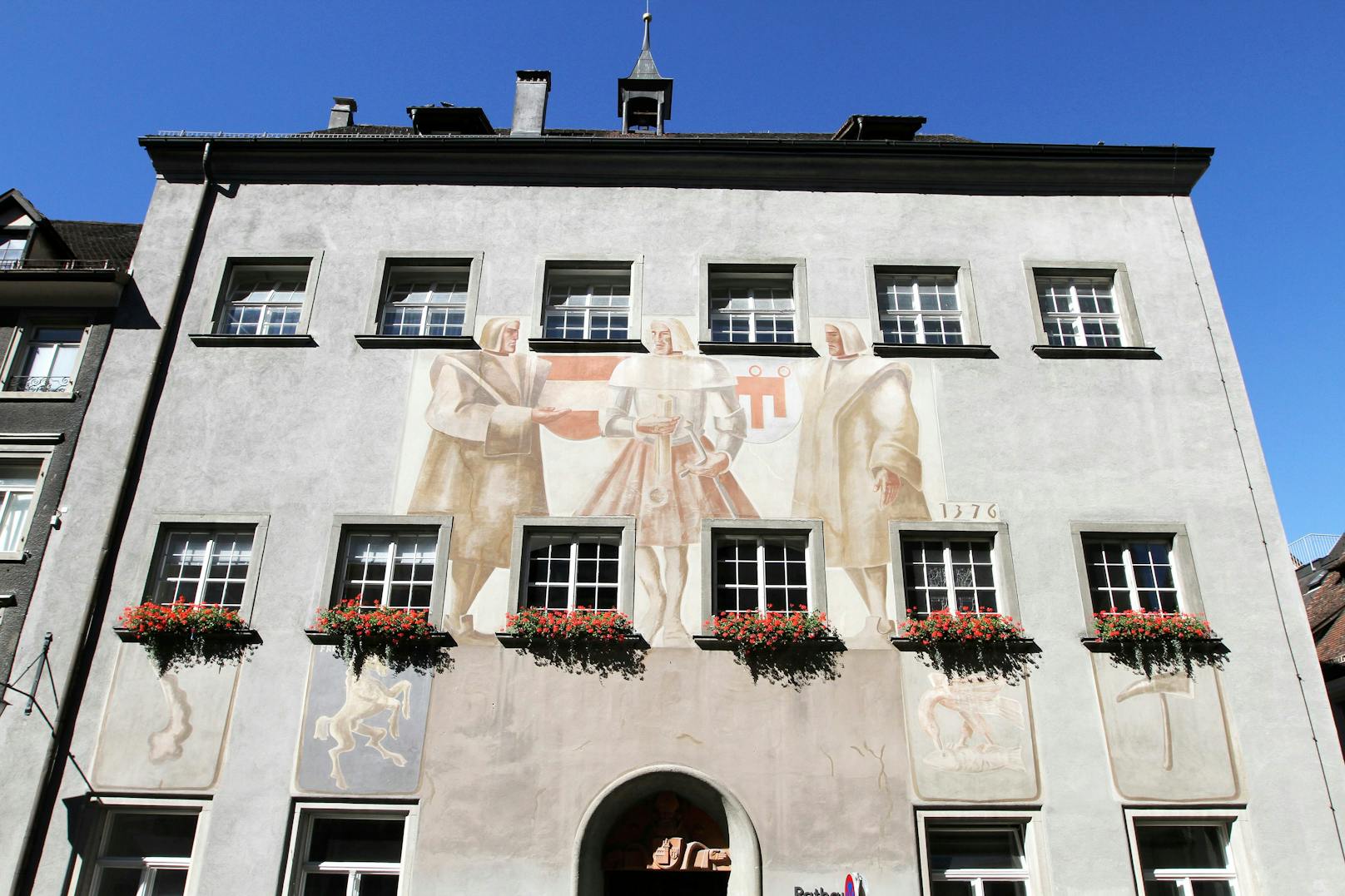 Von der geschmacklosen Sachbeschädigung war auch das Rathaus von Feldkirch betroffen. Archivbild. 