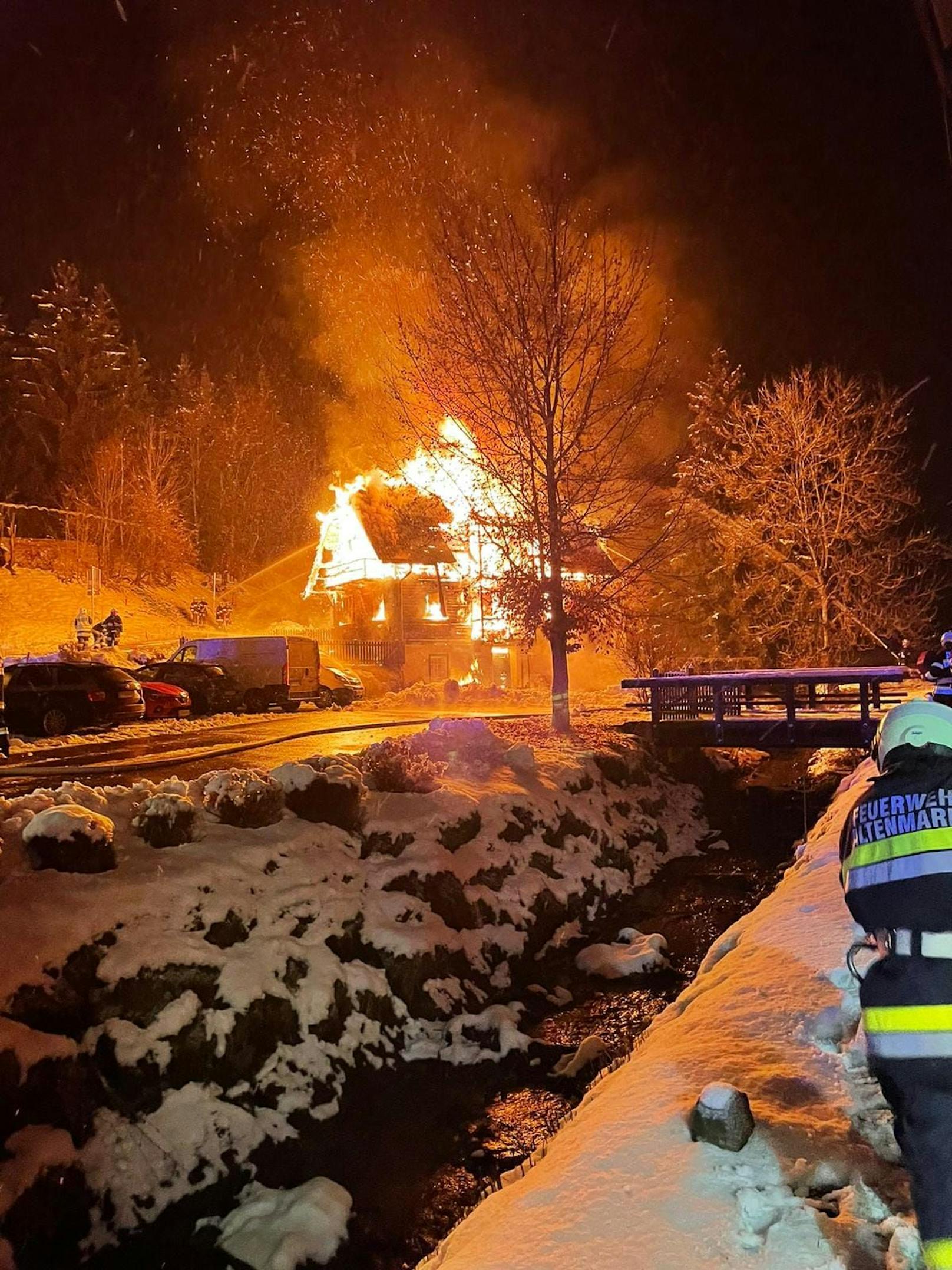 Familienhaus steht in Flammen – Großeinsatz läuft