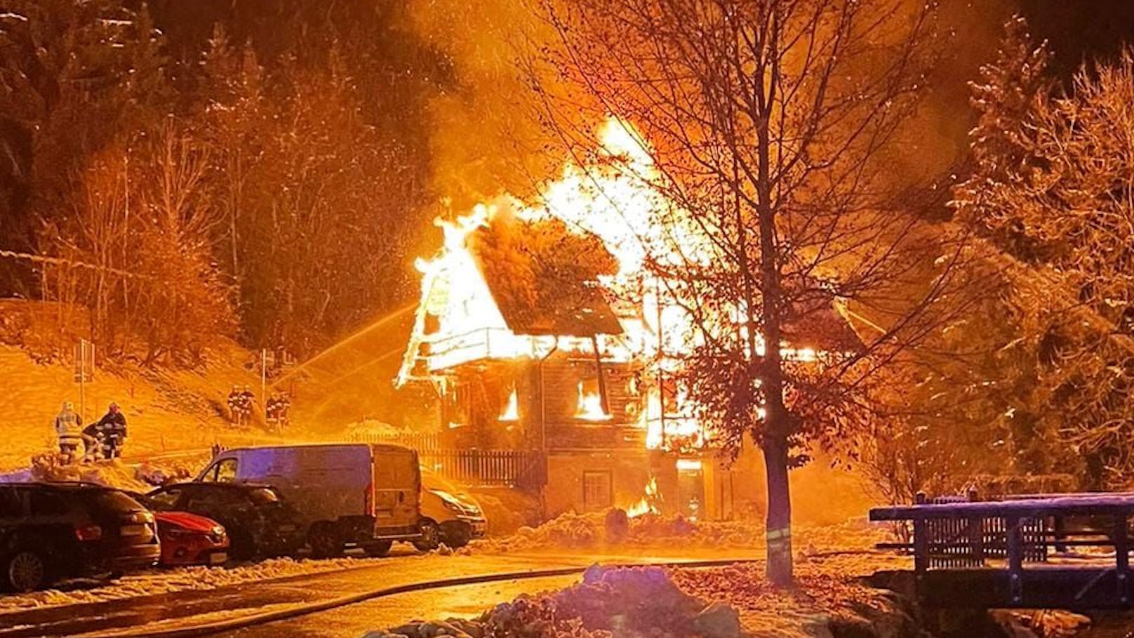 In der Nacht brach in einem Einfamilienhaus in der Gemeinde Albeck ein Feuer aus. Brandursache ist noch unbekannt.