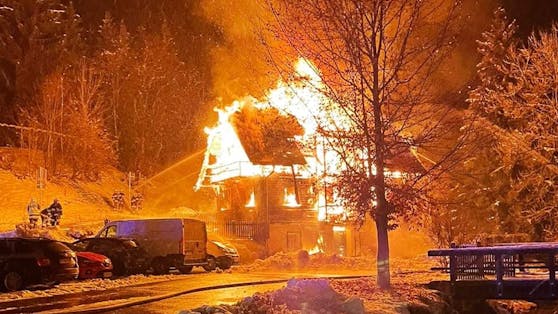 In der Nacht brach in einem Einfamilienhaus in der Gemeinde Albeck ein Feuer aus. Brandursache ist noch unbekannt.