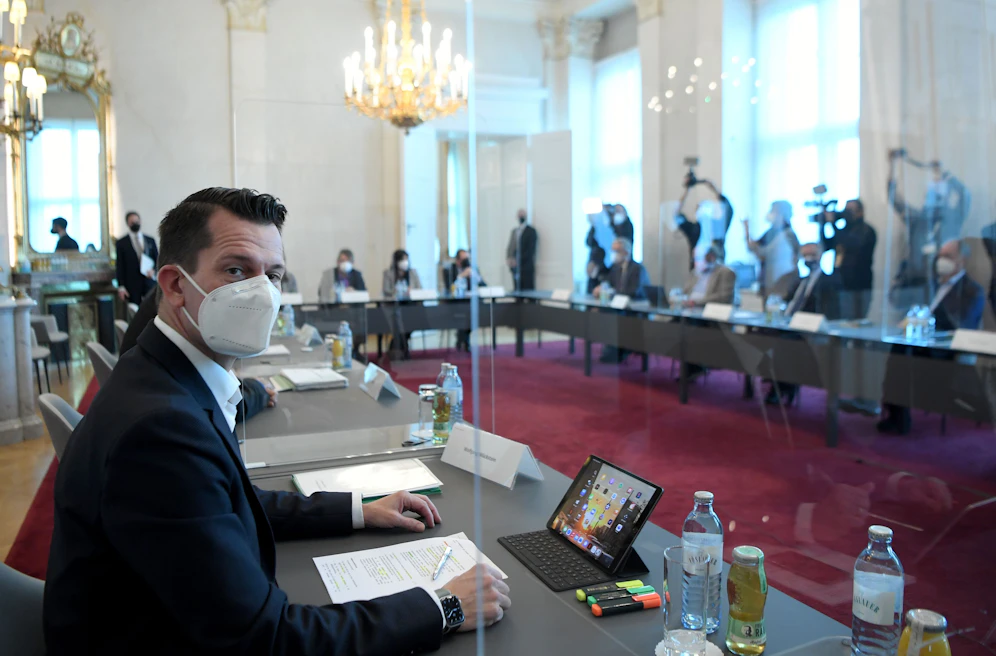 Sozial- und Gesundheitsminister Wolfgang Mückstein (Grüne) im Rahmen eines Runden Tisches zur aktuellen Corona-Entwicklung zwischen Bundesregierung, Sozialpartnern und Experten aus Wissenschaft und Wirtschaft am Montag, 29. November 2021.