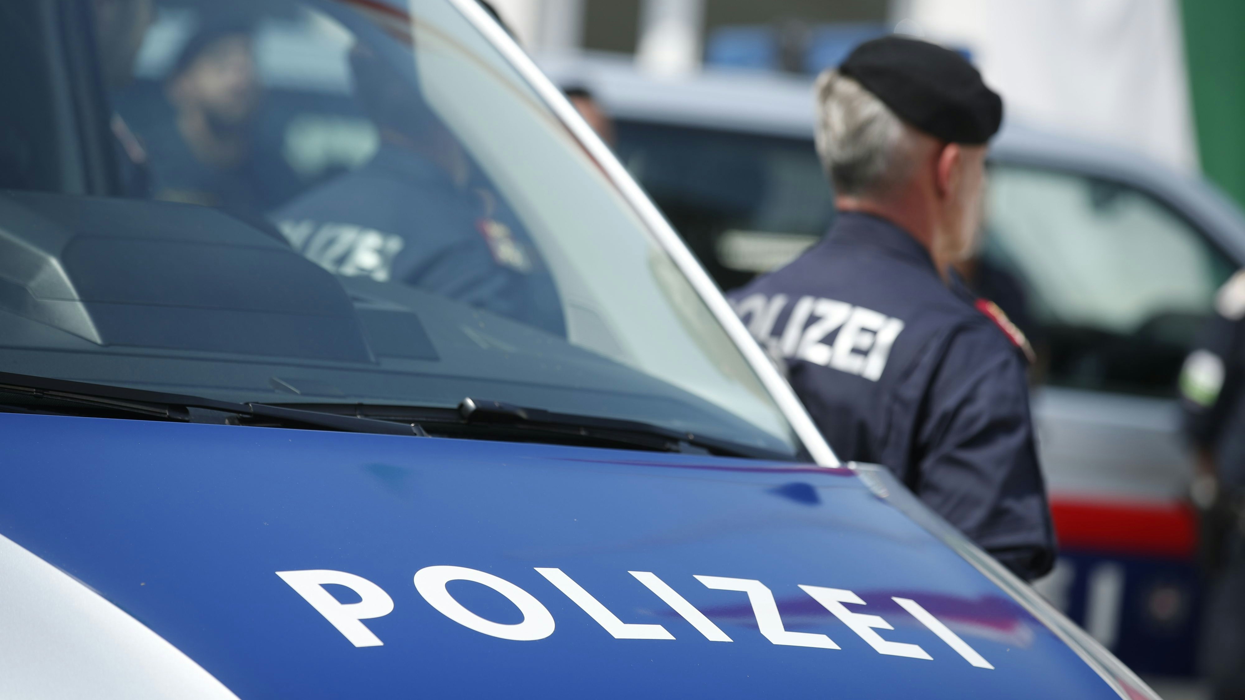 Download von www.picturedesk.com am 29.11.2021 (09:31).  ABD0075_20210723 - GRAZ - ÖSTERREICH: ++ THEMENBILD ++ Der Schriftzug POLIZEI auf einem Einsatzfahrzeug und ein Polizist während einer Pressekonferenz anl. der Präsentation des Einsatzkonzepts "Schnelle Reaktionskräfte in der Steiermark" am Freitag, 23. Juli 2021, in Graz. - FOTO: APA/ERWIN SCHERIAU - 20210723_PD3183 - Rechteinfo: Rights Managed (RM)