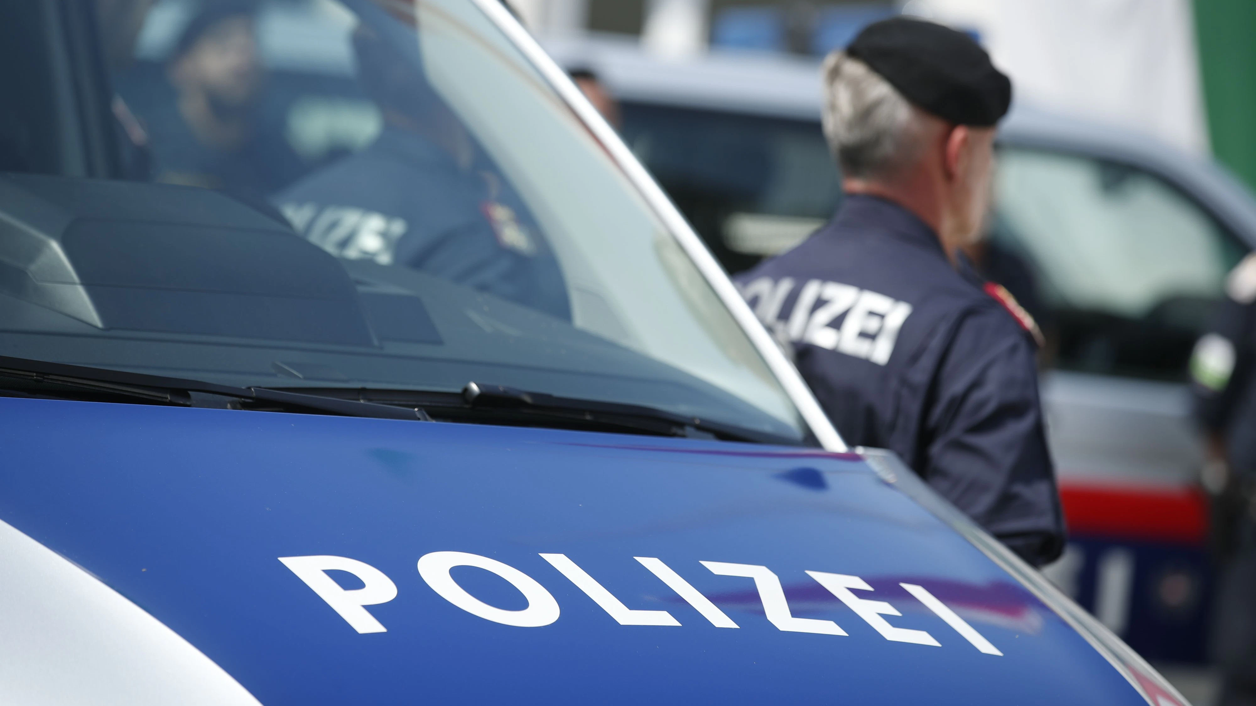 Download von www.picturedesk.com am 29.11.2021 (09:31).  ABD0075_20210723 - GRAZ - ÖSTERREICH: ++ THEMENBILD ++ Der Schriftzug POLIZEI auf einem Einsatzfahrzeug und ein Polizist während einer Pressekonferenz anl. der Präsentation des Einsatzkonzepts "Schnelle Reaktionskräfte in der Steiermark" am Freitag, 23. Juli 2021, in Graz. - FOTO: APA/ERWIN SCHERIAU - 20210723_PD3183 - Rechteinfo: Rights Managed (RM)