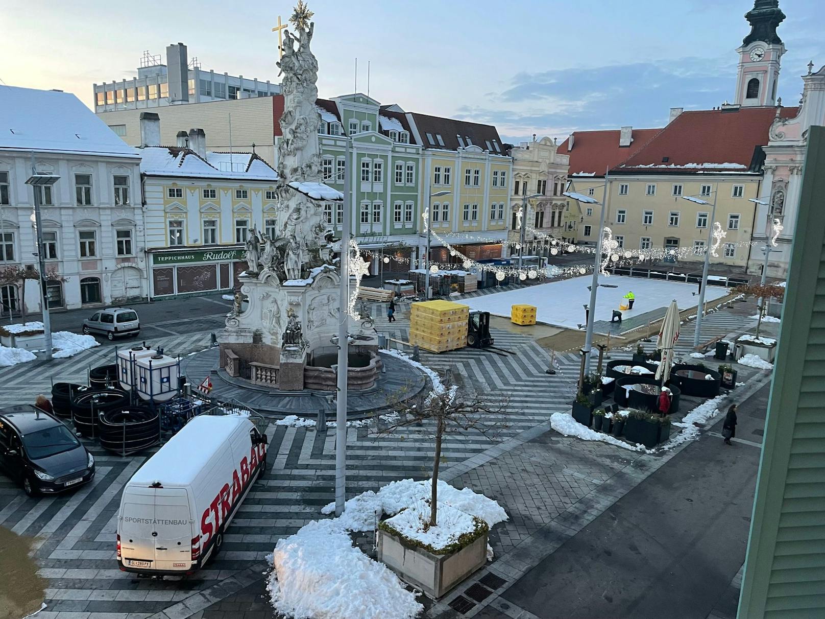 Eislaufen am Rathausplatz St. Pölten: Der kleine Platz soll wieder mit "Straßen" verbunden werden.