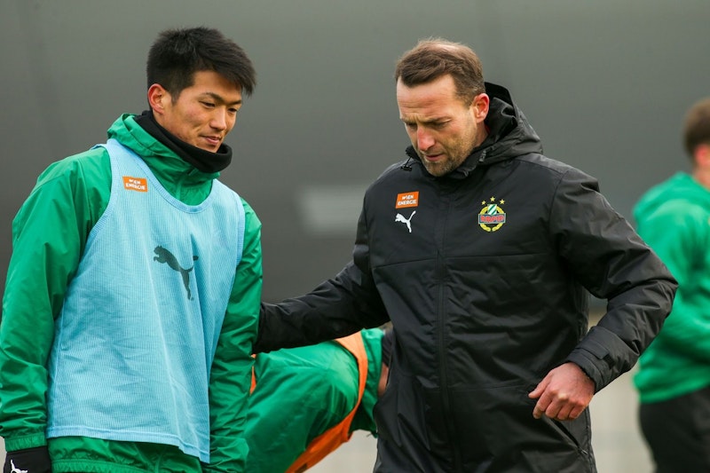 Rapid-Trainer Ferdinand Feldhofer mit Stürmer Koya Kitagawa.