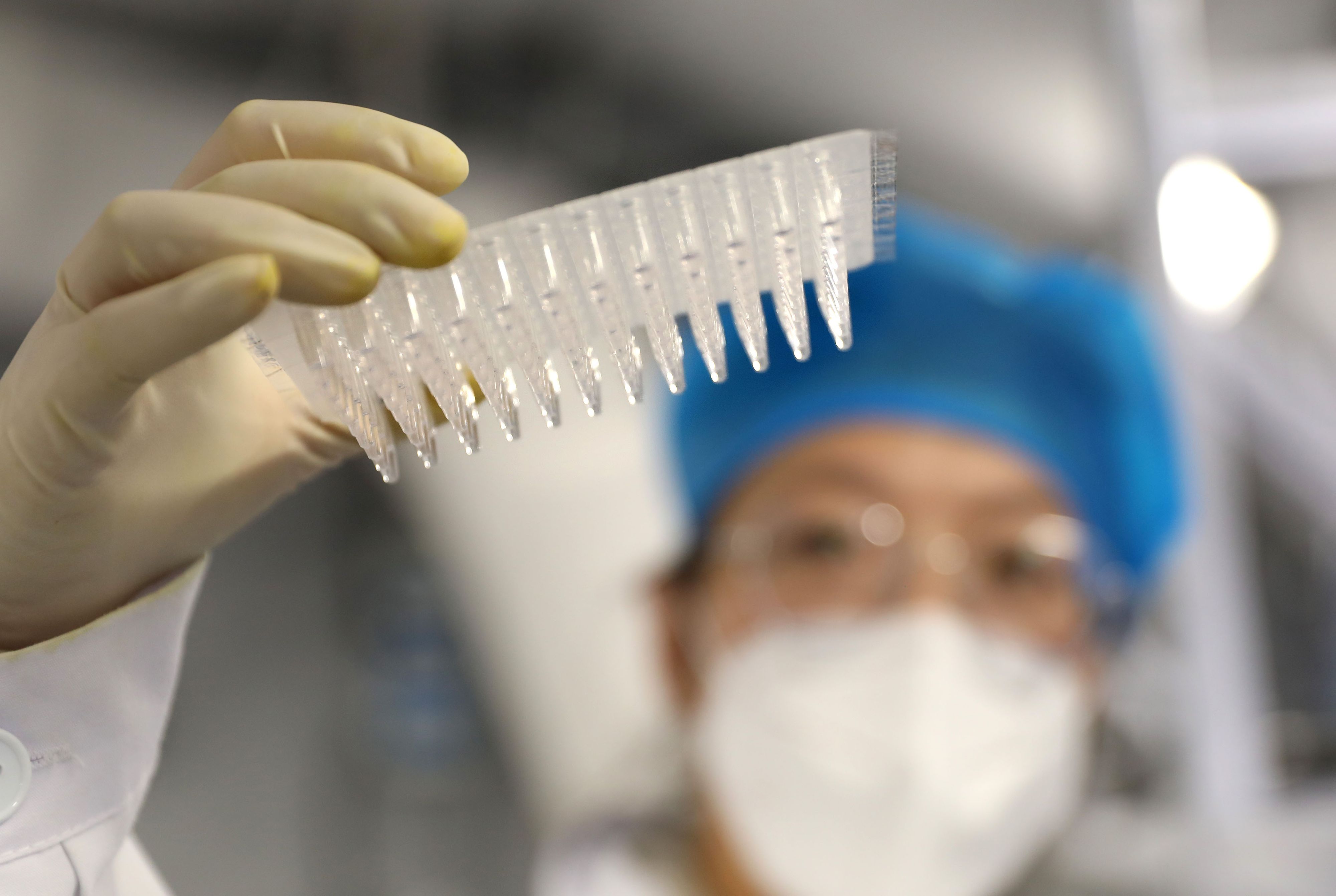 Download von www.picturedesk.com am 29.11.2021 (11:44).  (211125) -- DALIAN, Nov. 25, 2021 (Xinhua) -- A staff member works in a "Falcon" air-inflated laboratory for COVID-19 nucleic acid testing in Dalian, northeast China's Liaoning Province, Nov. 24, 2021. The "Falcon" air-inflated laboratory for COVID-19 nucleic acid testing entered operation on Nov. 11 in Dalian. Besides Dalian, the "Falcon" lab has assisted Guangzhou, Nanjing, Yangzhou, Xiamen, Harbin and other cities in greatly improving their testing capacity in a short period of time. (Xinhua/Yao Jianfeng).Xinhua News Agency / eyevine :...http://. - 20211115_PD16588 - Rechteinfo: Rights Managed (RM)