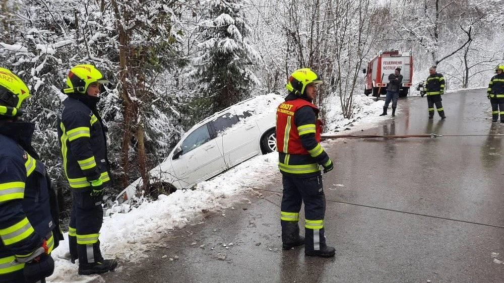 Die Feuerwehren hatten aufgrund der winterlichen Fahrverhältnisse alle Hände voll zu tun.