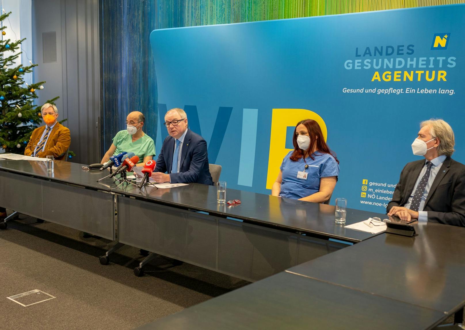 Landesvize Stephan Pernkopf mit Experten beim Pressegespräch.