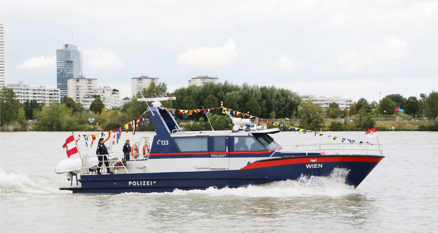 Die Polizei musste mithilfe der Feuerwehr eine Ölsperre auf der Wiener Donau legen.