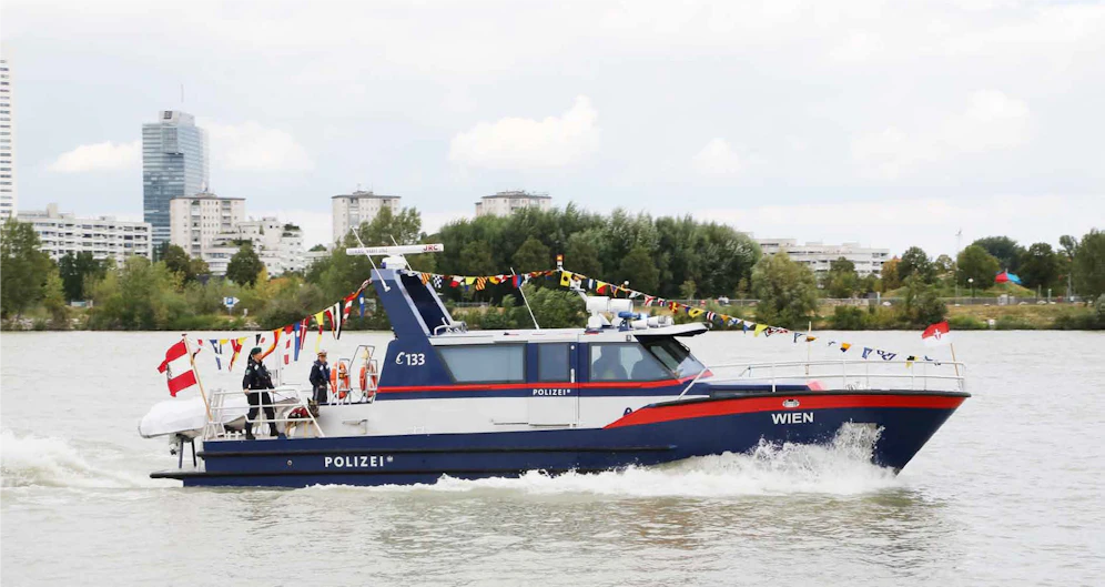 Die Polizei musste mithilfe der Feuerwehr eine Ölsperre auf der Wiener Donau legen.