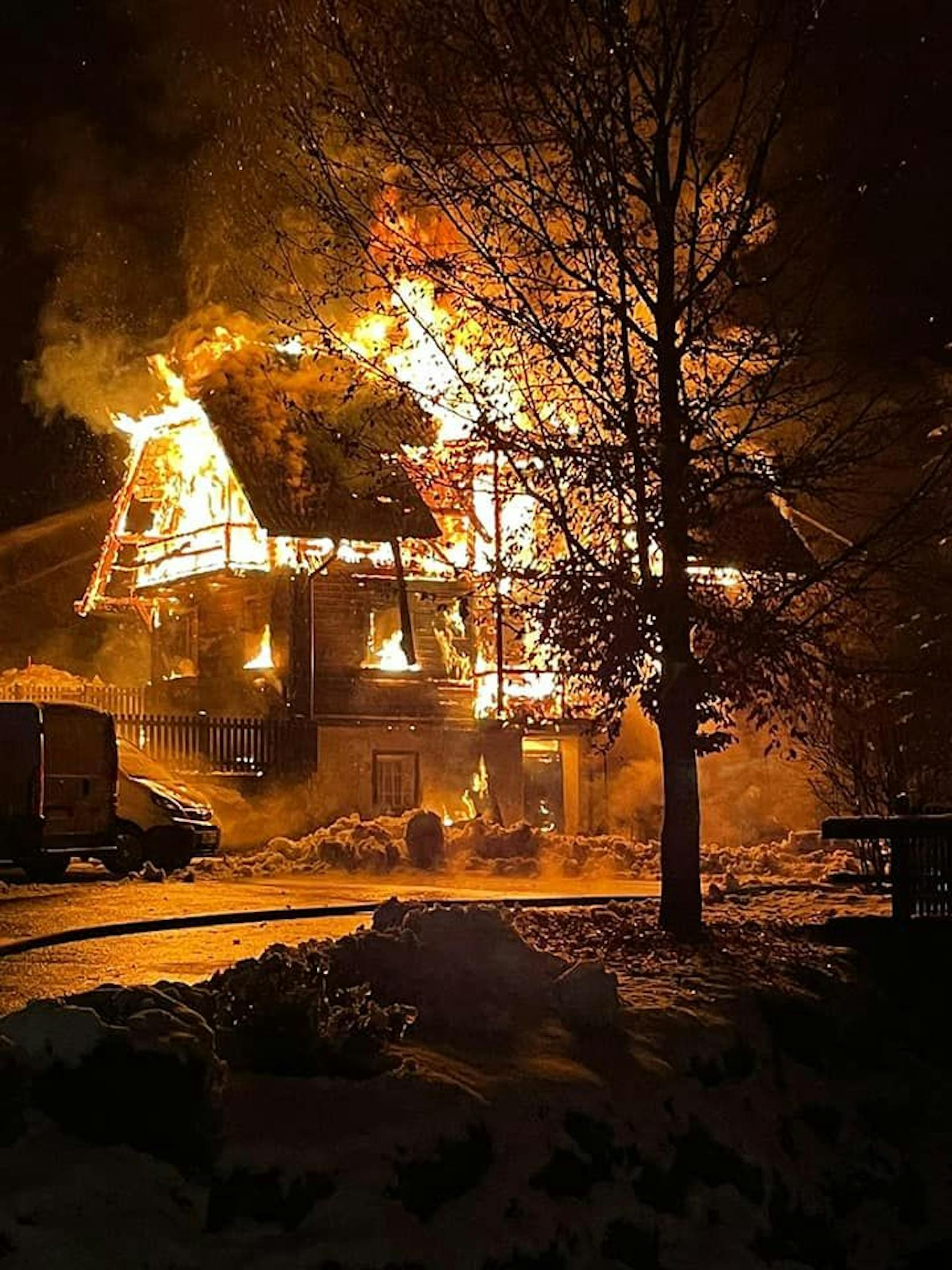 Über 100 Einsatzkräfte stehen derzeit bei Brand eines Einfamilienhauses im Bezirk Feldkirchen (K) im Großeinsatz.