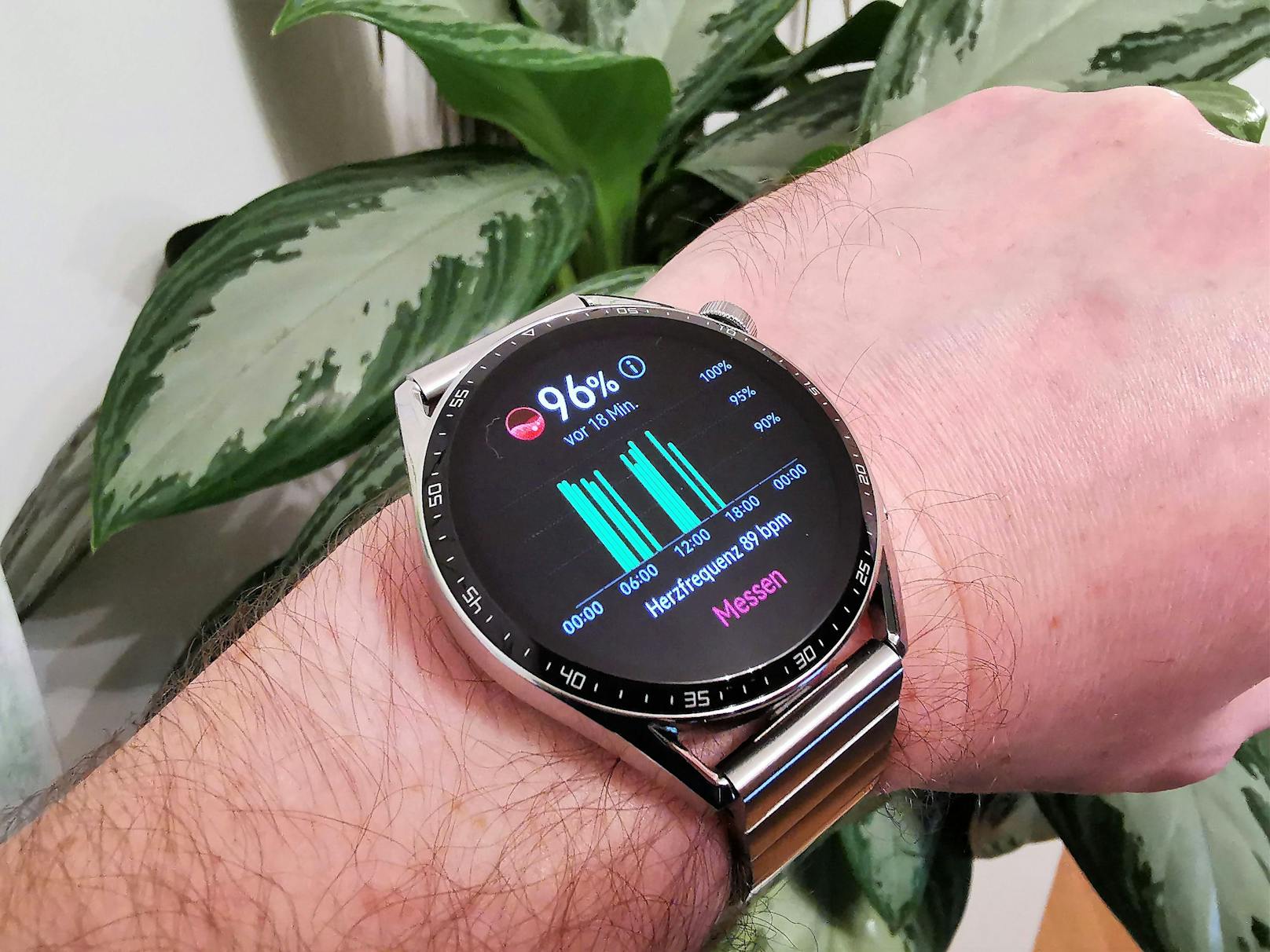 Beides ist ein Zugewinn für die Smartwatch und den Nutzer. Dass die Uhr zudem reibungslos mit Android und iOS funktioniert, macht sie auch einer breiten Masse zugänglich.