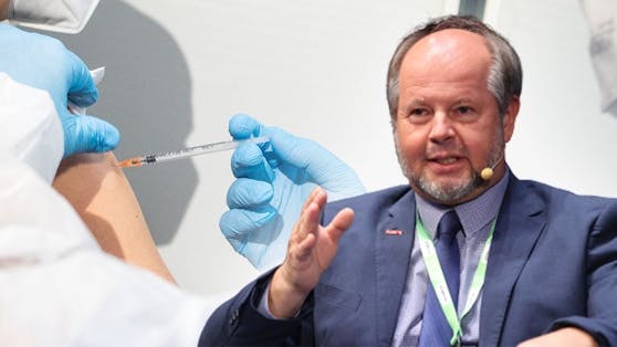 Der Virologe Norbert Nowotny appelliert, sich jetzt mit einem mRNA-Vakzin impfen zu lassen.