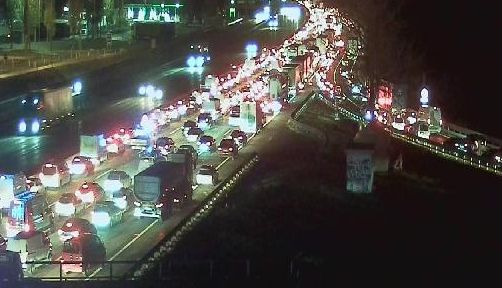 Auf der A2 beim Knoten Guntramsdorf steht Montagfrüh alles still.