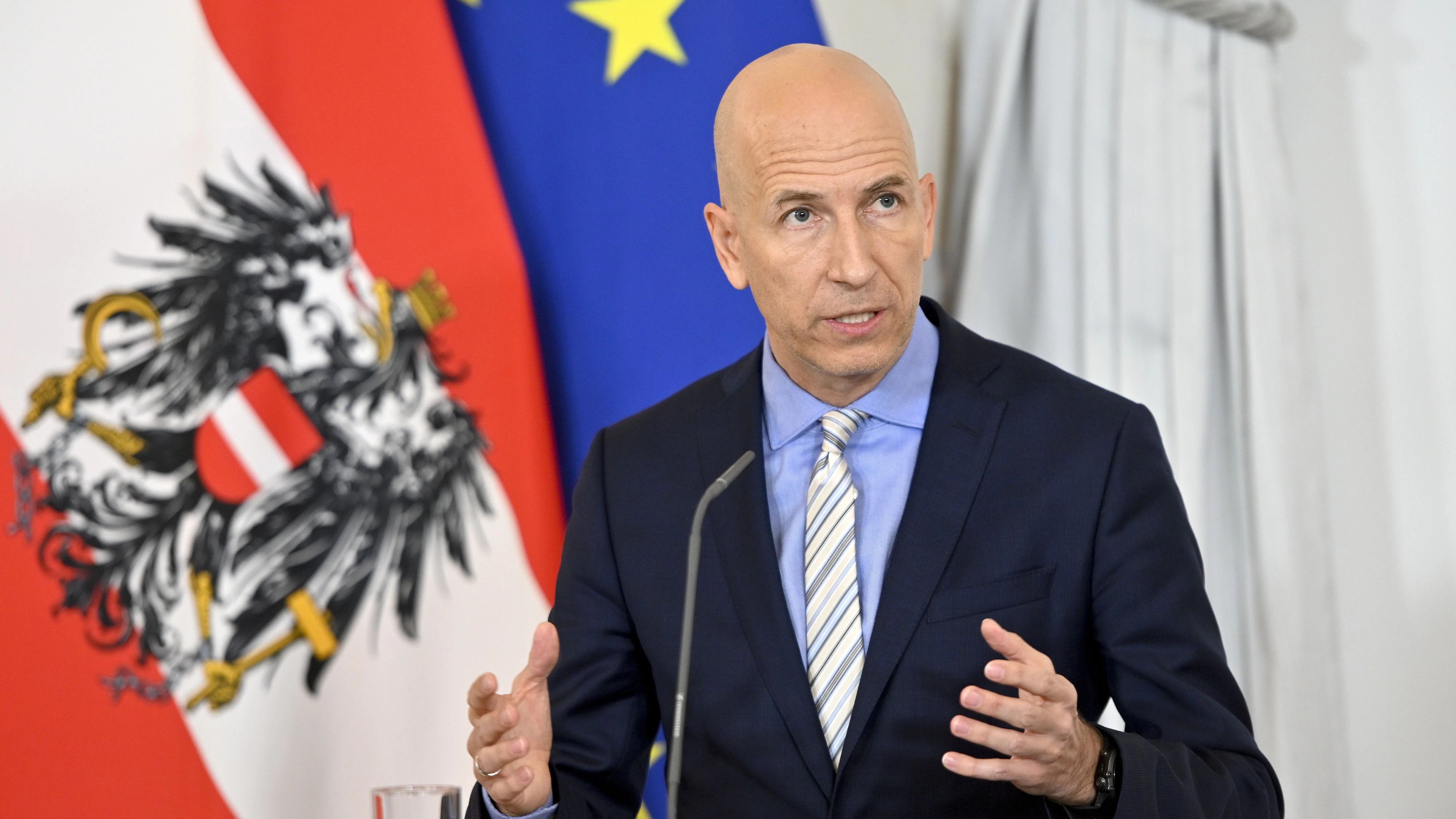 Arbeitsminister <strong>Martin Kocher</strong> hat die&nbsp;<a href="https://www.heute.at/s/weiterhin-rechtsanspruch-auf-sonderbetreuungszeit-100170459">Sonderbetreuungszeit</a> für Eltern um weitere drei Monate verlängert.