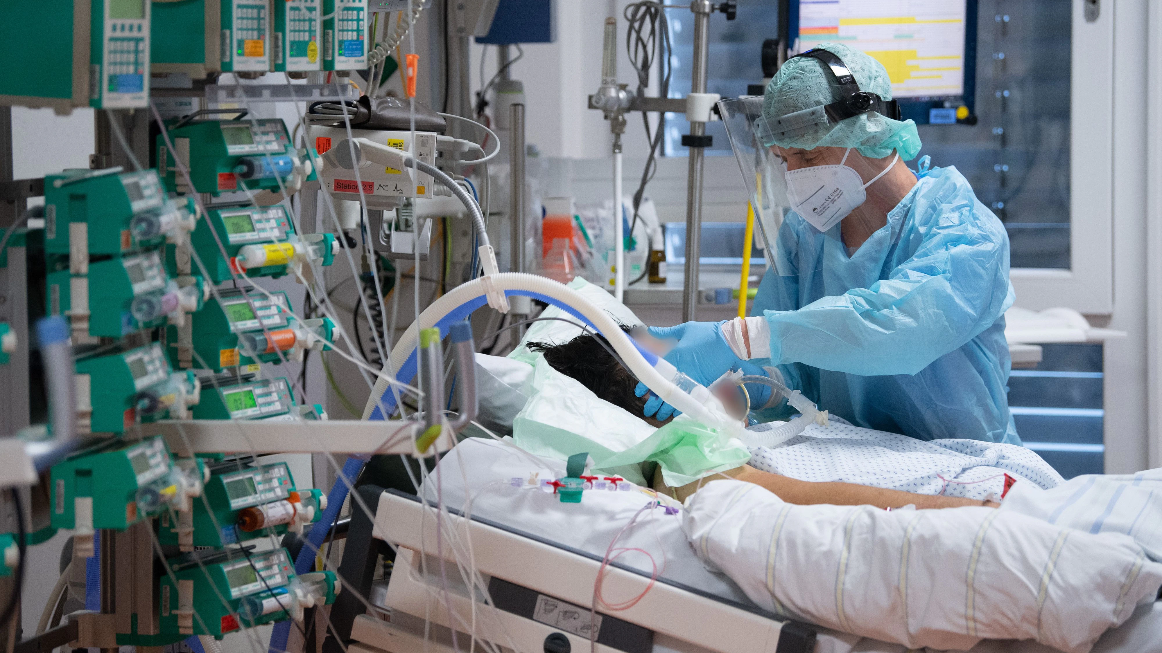 Weiter sind weit über 600 Patienten mit Corona im Überlebenskampf auf den Intensivstationen.