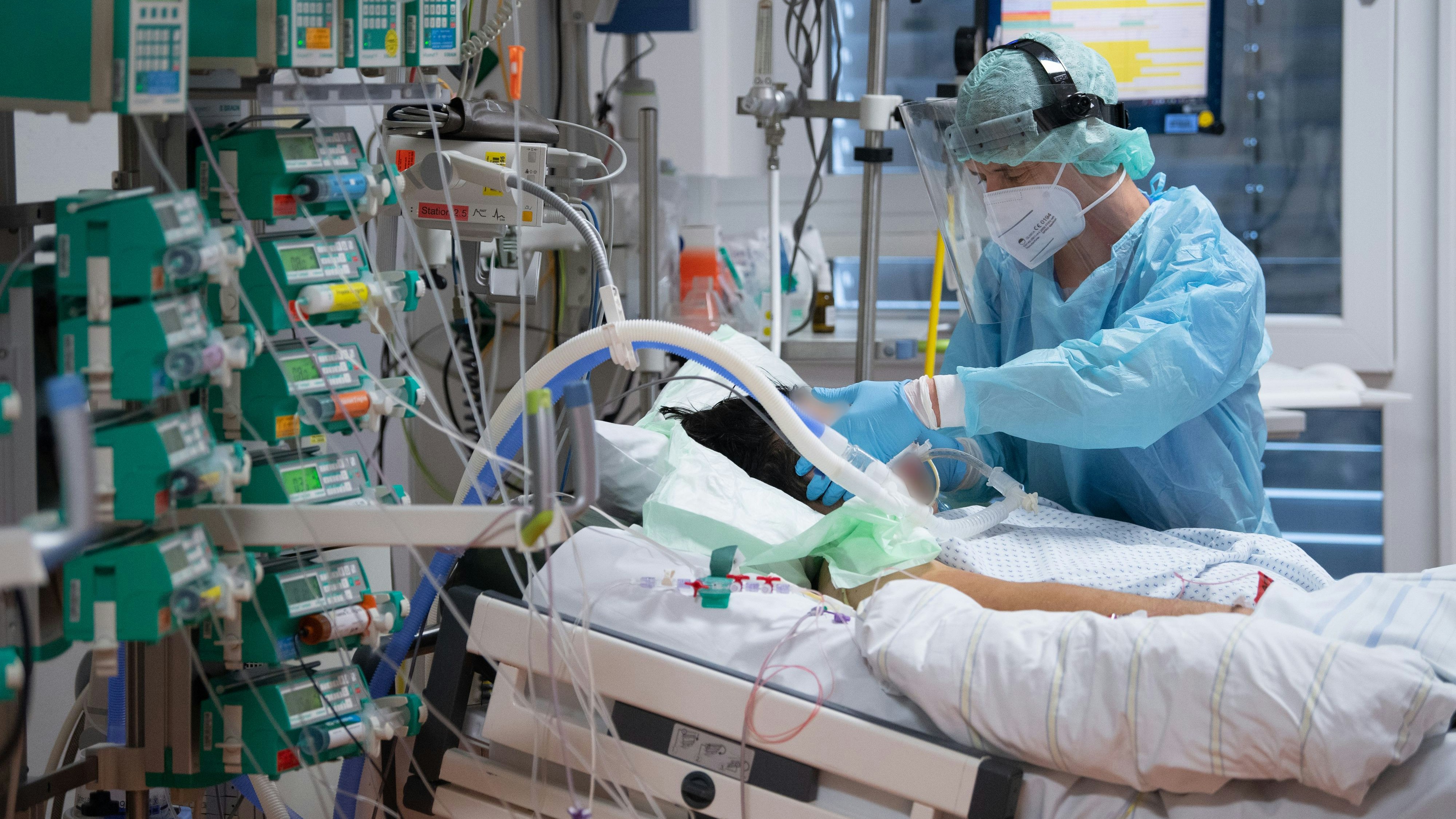 Weiter sind weit über 600 Patienten mit Corona im Überlebenskampf auf den Intensivstationen.