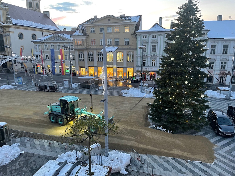 Eislaufen am Rathausplatz St. Pölten.