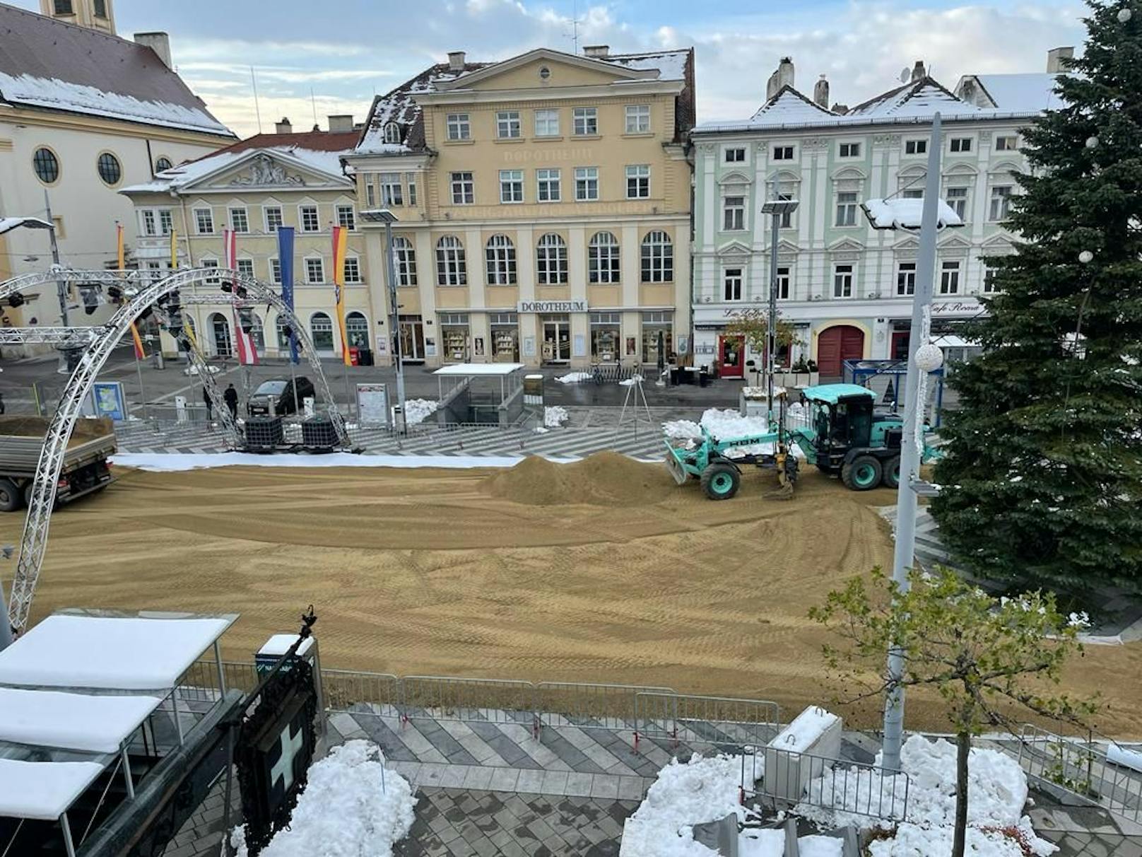 Vorbereitungen für den Eislaufplatz am Rathausplatz in St. Pölten