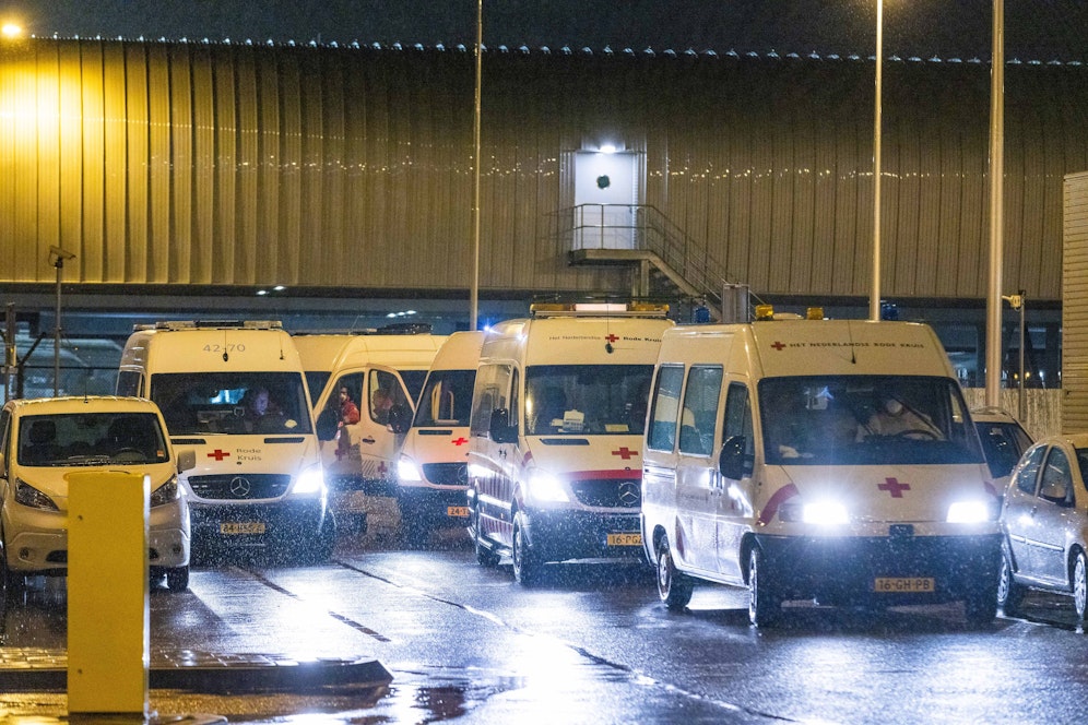 Mit diesen Fahrzeugen wurden die Fluggäste ins Quarantäne-Hotel gebracht.