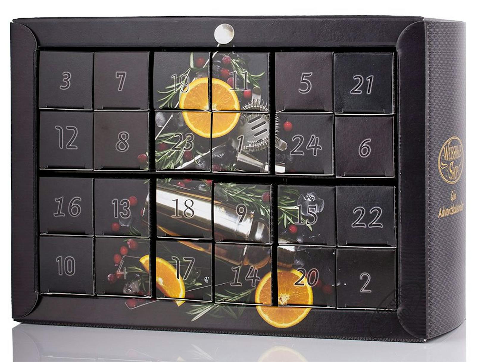 Einen&nbsp;<strong>Adventkalender voll Gin </strong>gibt es von Weisshaus. Er beinhaltet 24 Miniaturen von Premium-Gins, beispielsweise von Monkey 47 oder Rick Gin. Um 149,90 Euro unter&nbsp;<a href="https://www.weisshaus.at/details/weisshaus-gin-adventskalender-24-gin-miniaturen?gclid=CjwKCAiA2O39BRBjEiwApB2IkgIEdTMqSrT2KOJRO3HquqQbRlbMdea6yreBabaN3_lEjqCAGpUWzRoCIX0QAvD_BwE">weisshaus.at</a>