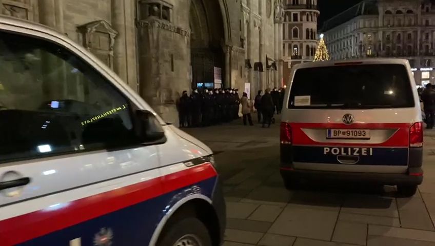 Die Beamten sicherten die Eingänge zum Stephansdom.