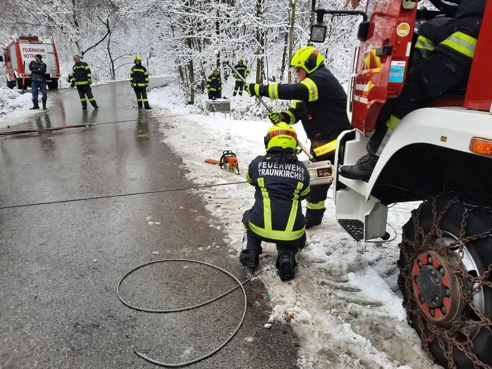 Viele Autos mussten von der Feuerwehr "befreit" werden.