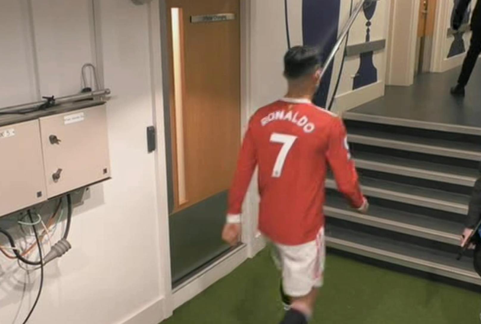 Cristiano Ronaldo stapft wutentbrannt in die Katakomben der Stamford Bridge.