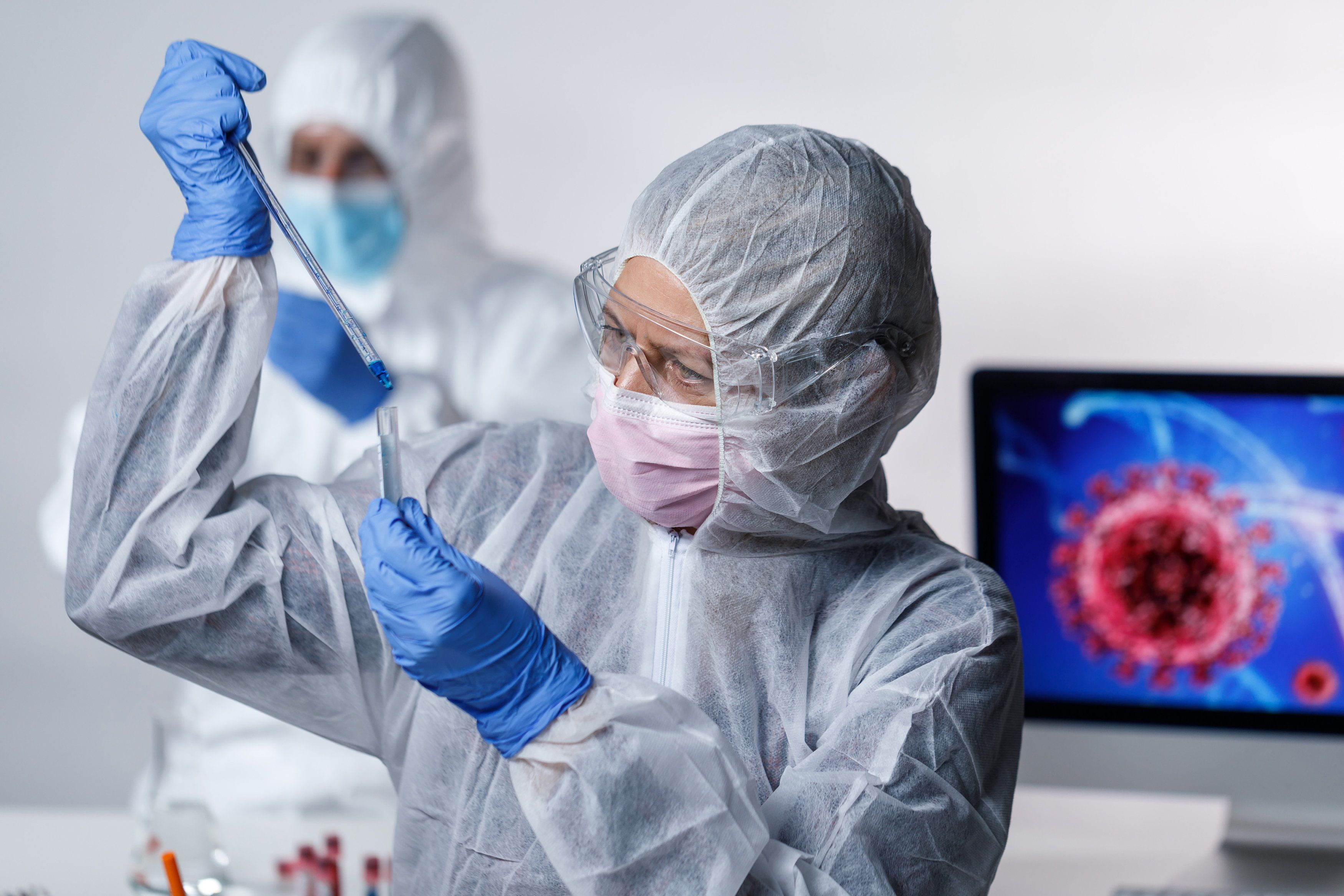 Die überraschend viele Mutationen tragende Corona-Variante Omikron könnte Experten und Expertinnen zufolge in einem Patienten oder einer Patientin mit HIV oder einer anderen Form der Immunschwäche entstanden sein.