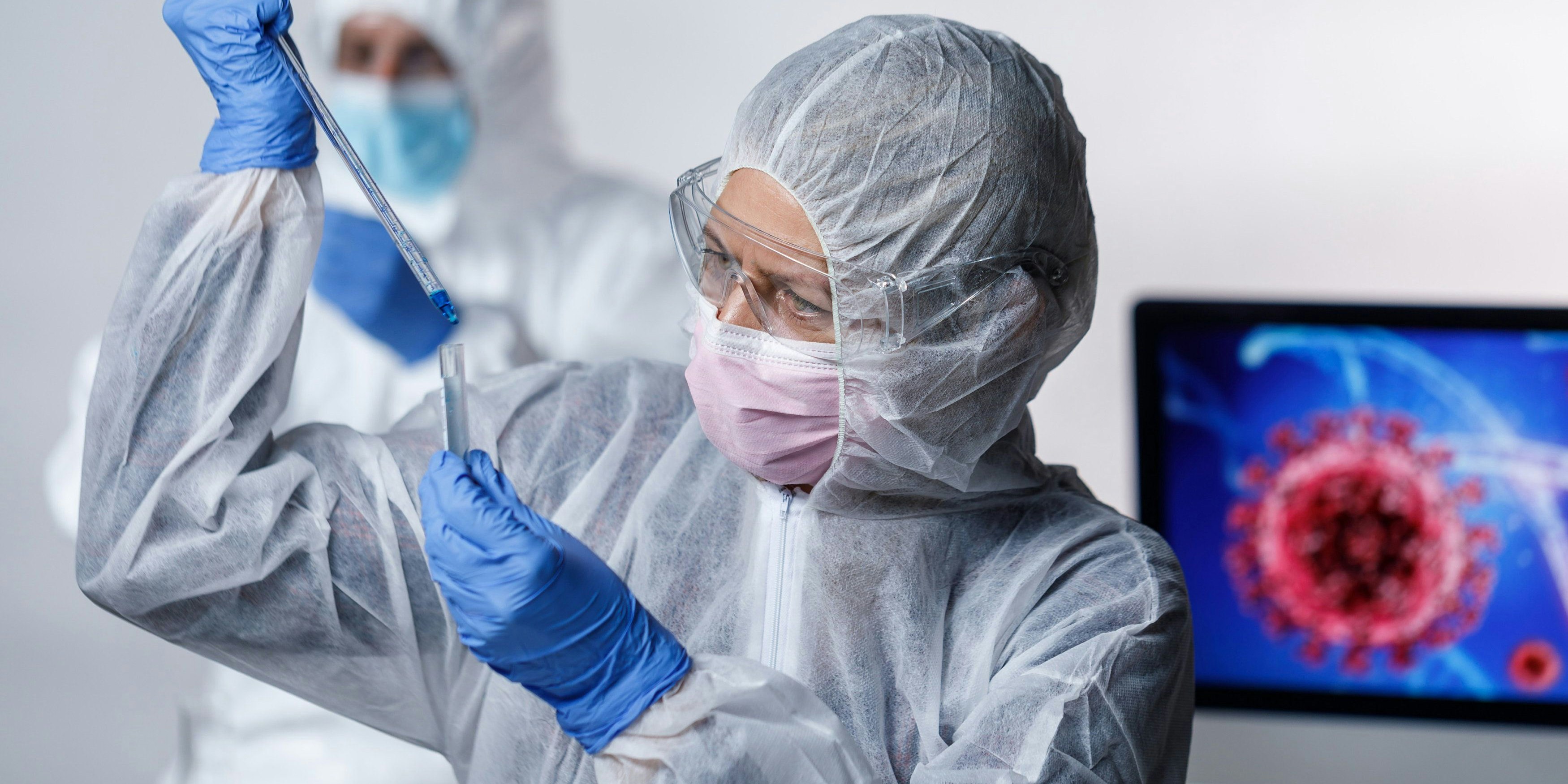 Die überraschend viele Mutationen tragende Corona-Variante Omikron könnte Experten und Expertinnen zufolge in einem Patienten oder einer Patientin mit HIV oder einer anderen Form der Immunschwäche entstanden sein.