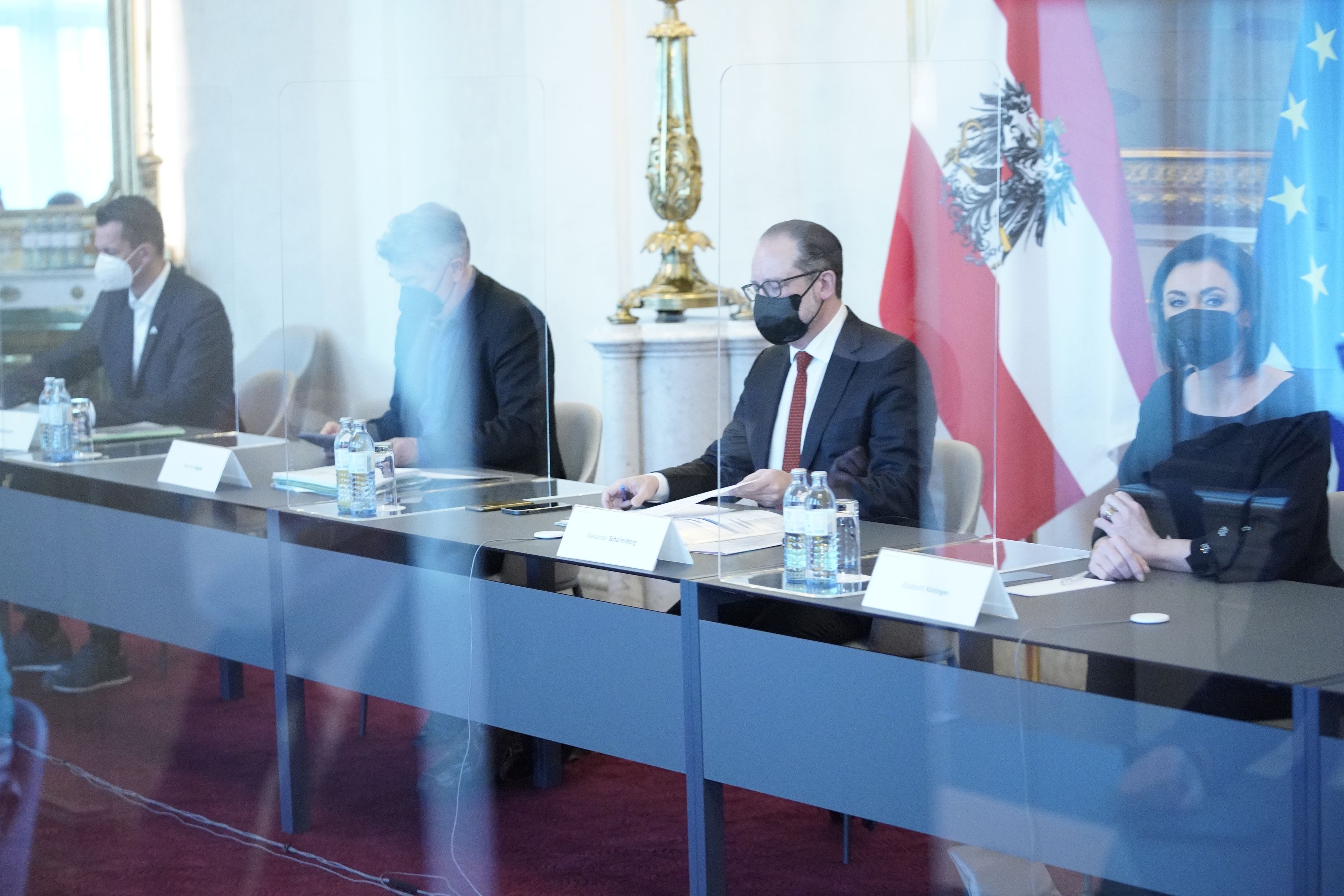 Die Trennwände machten ein Comeback beim Corona-Gipfel.