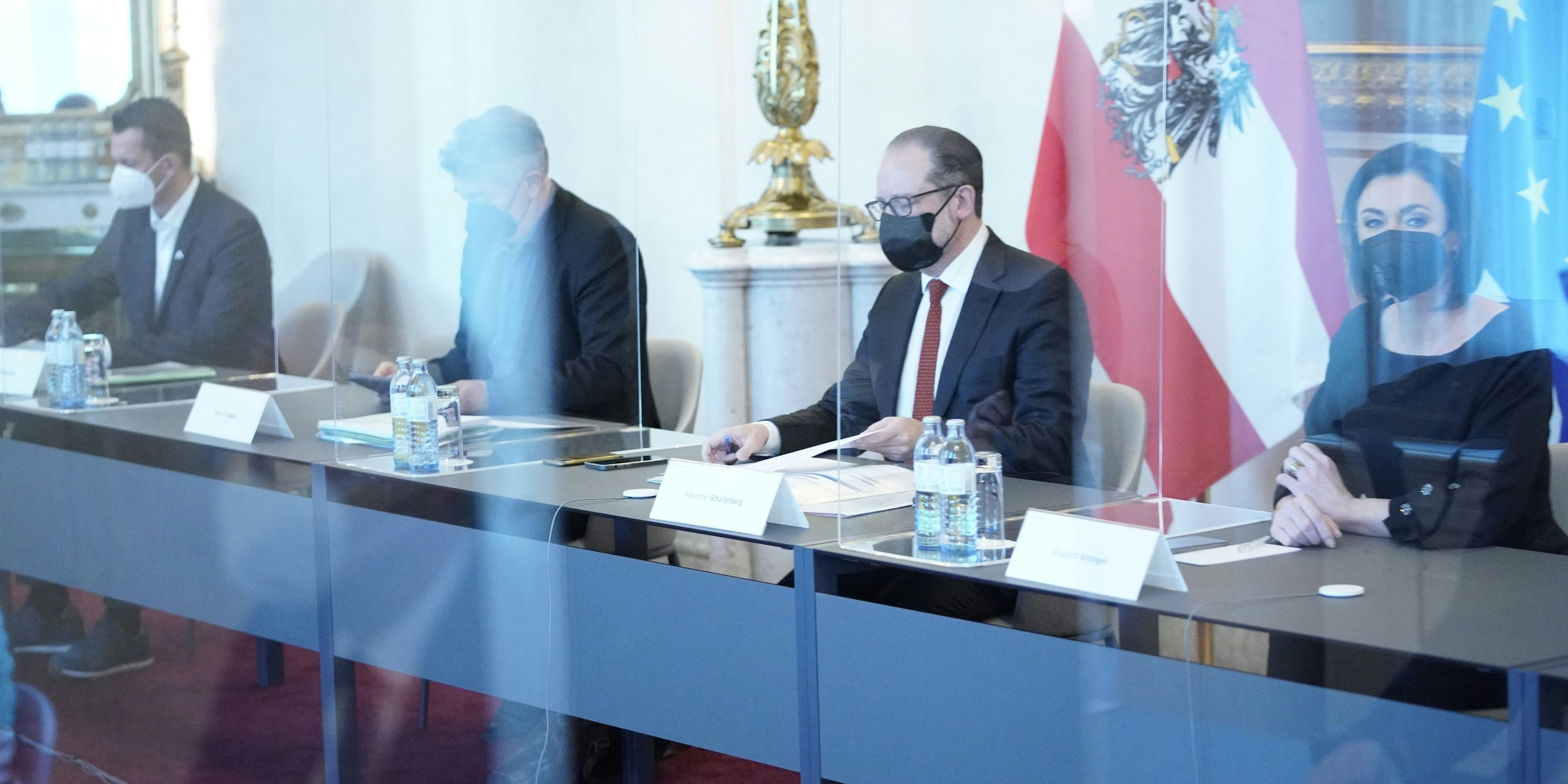 Die Trennwände machten ein Comeback beim Corona-Gipfel.