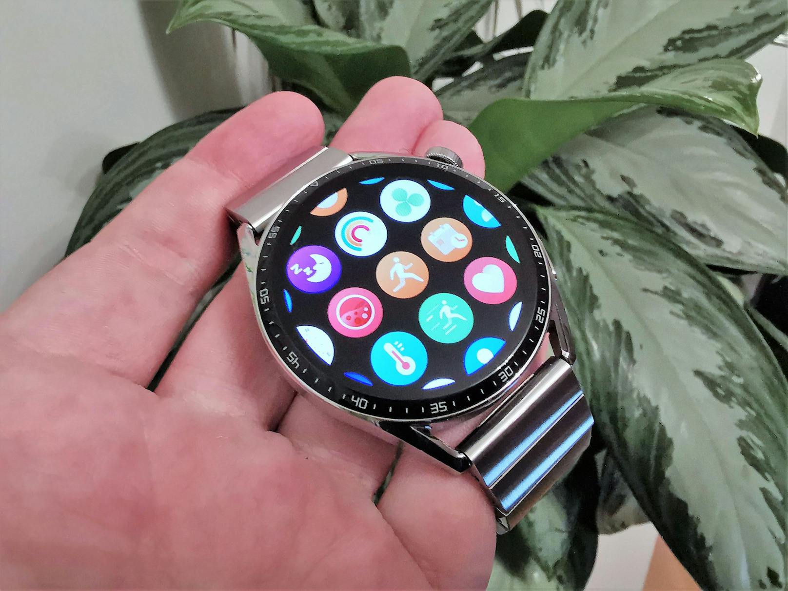 Der Preis mag mit rund 329 Euro hoch erscheinen, dafür bekommt man aber eine schlaue Smartwatch mit hervorragender Verarbeitung.