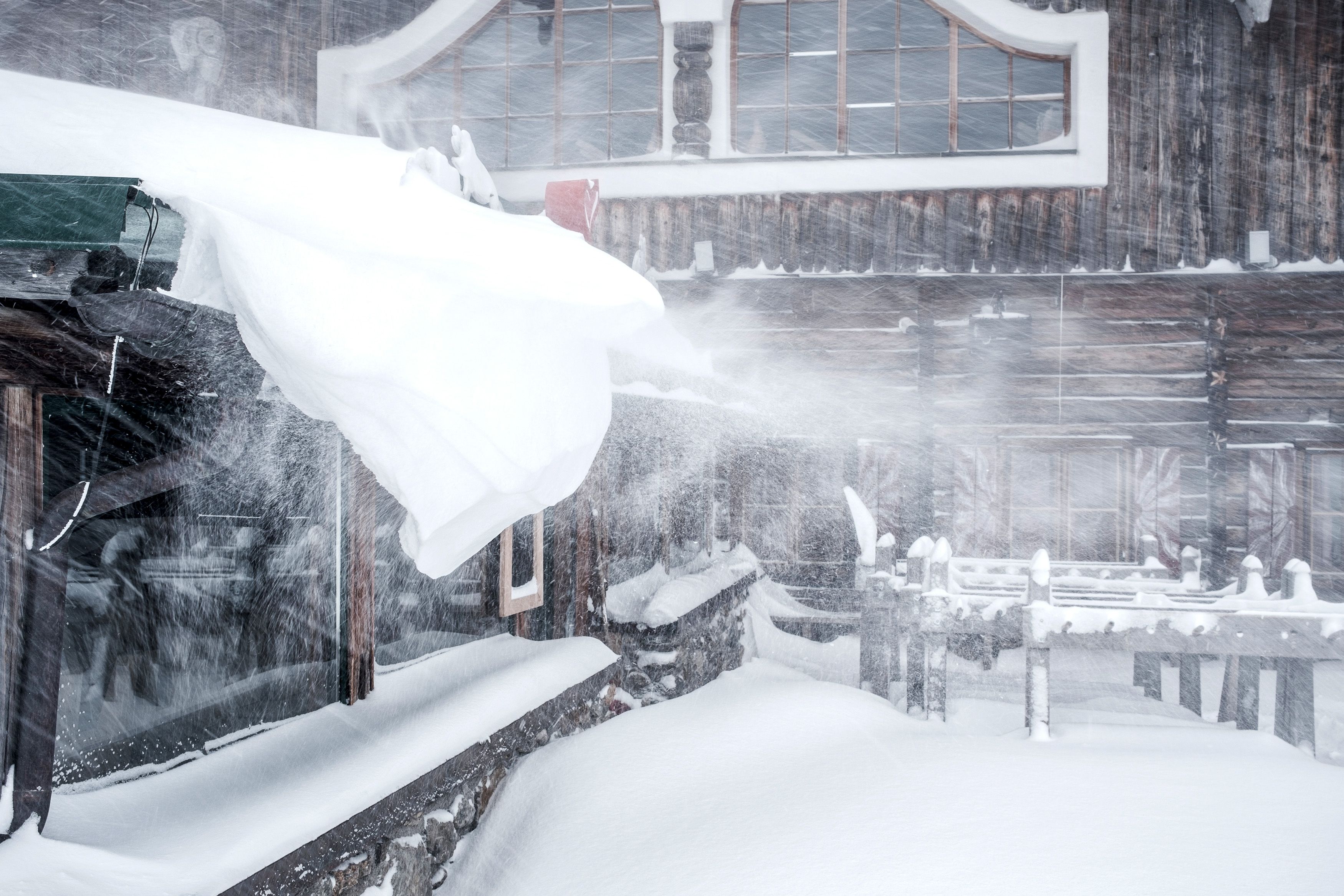 Zum winterlichen Schneefall kommt diese Woche auch noch teils heftiger Sturm. (Symbolbild)