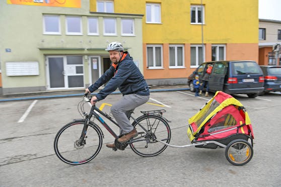 Josef Schmidt fährt die Bücher mit dem Fahrrad aus.