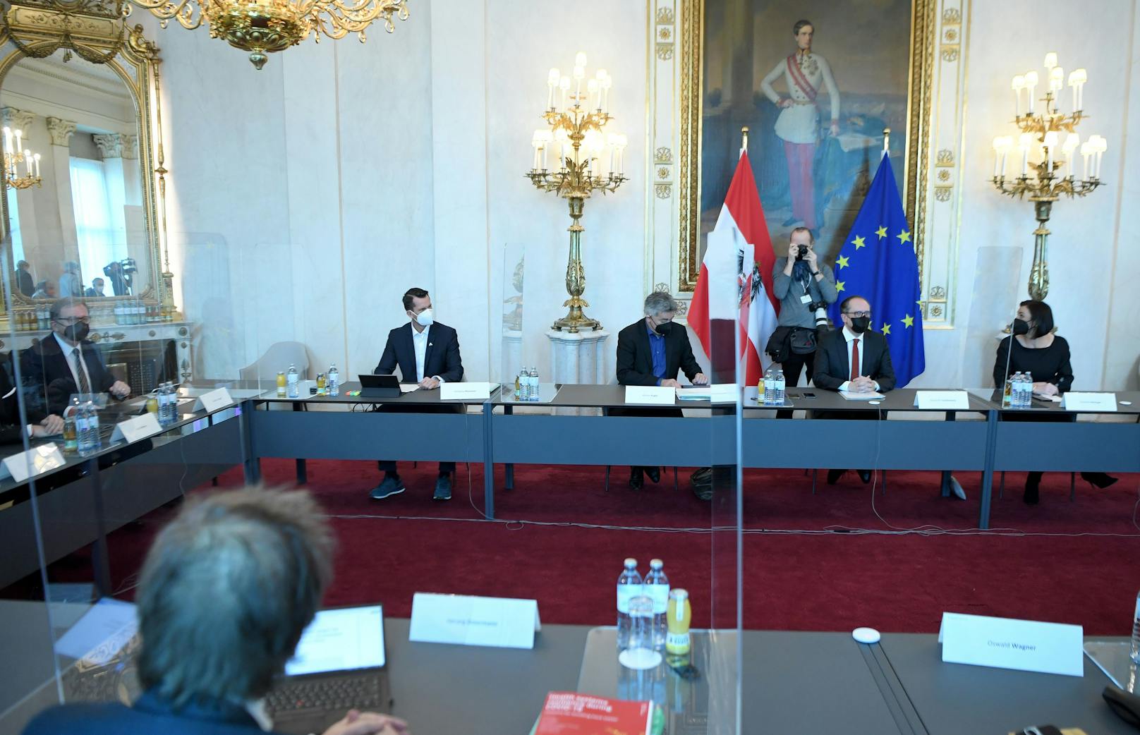 Am Montag trafen Bundesregierung, Wissenschaftler und Sozialpartner zu einem runden Tisch in Wien zusammen. 