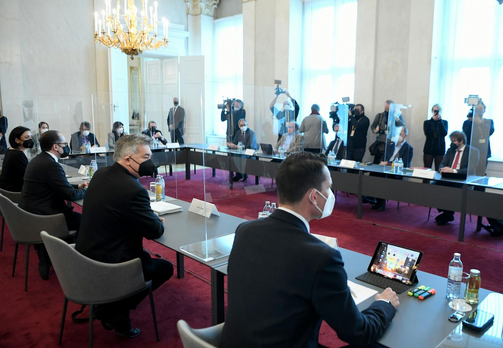 Am Montag trafen Bundesregierung, Wissenschaftler und Sozialpartner zu einem runden Tisch in Wien zusammen. 