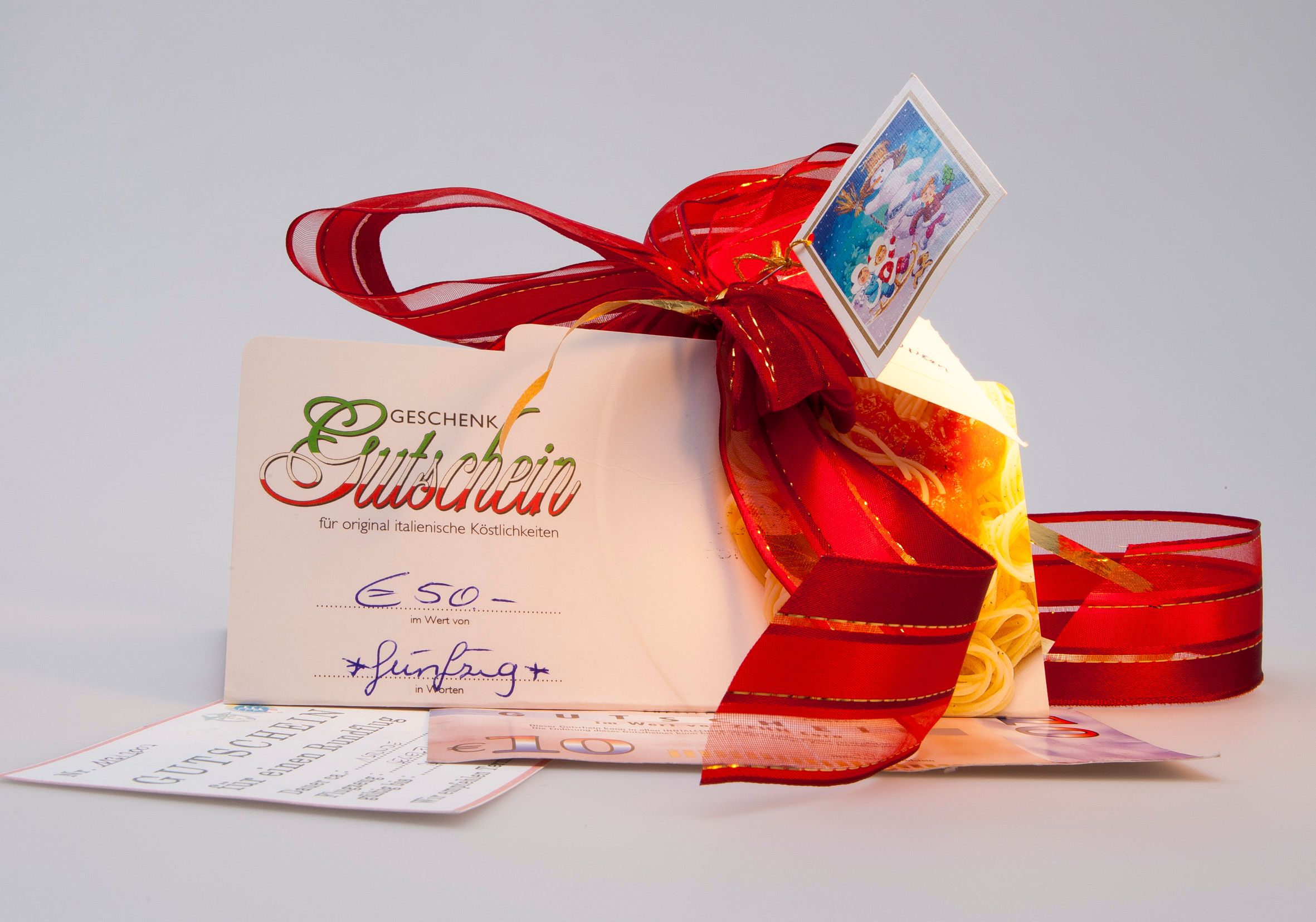 Download von www.picturedesk.com am 29.11.2021 (12:22).  AUT, 2012-12-27; STUDIO AUFNAHMETISCH: GUTSCHEINE ALS WEIHNACHTSGESCHENKE MIT WEIHNACHTSSCHLAUFE UND GLUECKWUNSCHKARTE - SYMBOL FUER WEIHNACHTSGESCHENKE UND UMTAUSCH VON GUTSCHEINEN; Foto: Roland Muehlanger - 20121227_PD0678 - Rechteinfo: Rights Managed (RM)