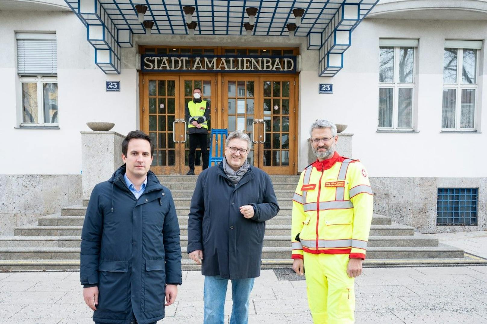 Vizebürgermeister und Bäder-Stadtrat Christoph Wiederkehr (Neos,l.) und Gesundheitsstadtrat Peter Hacker (SPÖ, M.) zeigen sich mit dem Start dennoch zufrieden. 