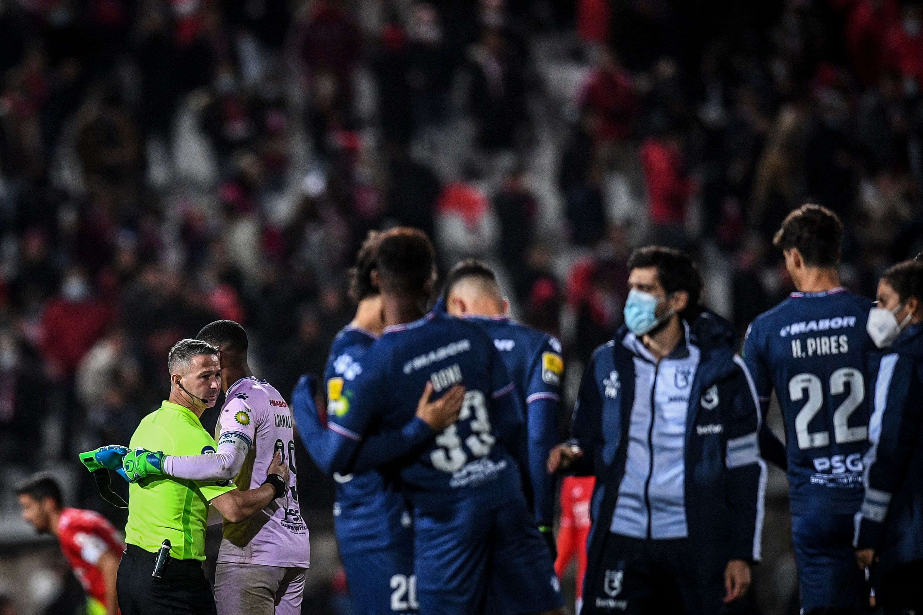 Download von www.picturedesk.com am 29.11.2021 (13:04).  Portuguese referee Manuel Mota hugs Belenenses' Portuguese goalkeeper Alvaro Ramalho at the end of the Portuguese league football match between Belenenses SAD and SL Benfica at the Jamor stadium in Oeiras, outskirts of Lisbon on November 27, 2021. (Photo by PATRICIA DE MELO MOREIRA / AFP) - 20211127_PD12957 - Rechteinfo: Rights Managed (RM) Nur für redaktionelle Nutzung! Werbliche Nutzung erfordert Freigabe: bitte schicken Sie uns eine Anfrage.