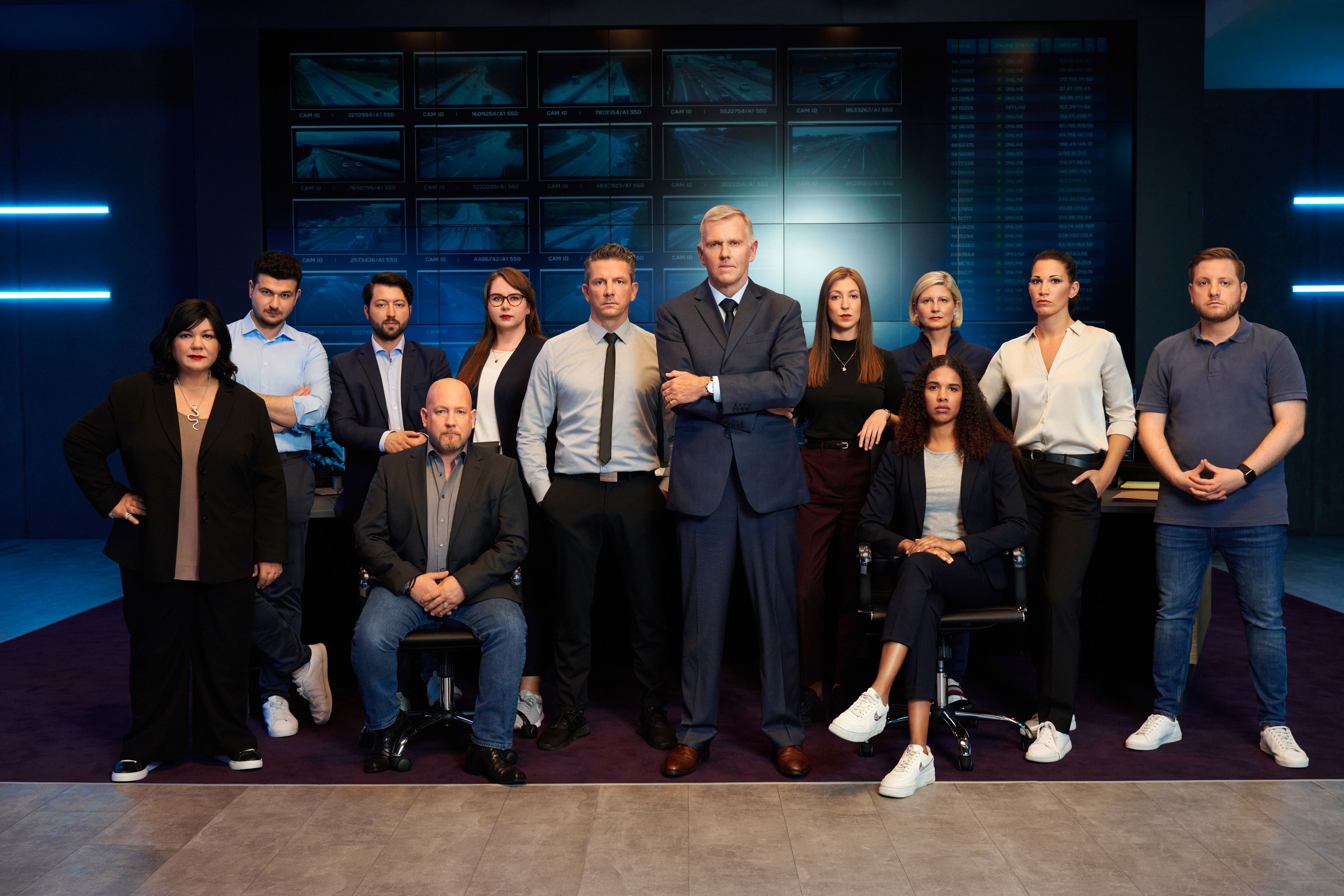 Patricia Staniek (1. Reihe ganz links) ist Teil des „Celebrity Hunted“-Ermittlerteams unter der Leitung von Brigadegeneral a.D. Dr. Erich Vad (Mitte) - dem ehemaligen militärpolitischen Berater von Bundeskanzlerin Angela Merkel.