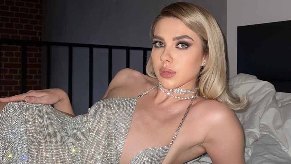 Nein, das ist nicht Scarlett Johansson. Diese Frau heißt Kate Shumskaya und kommt aus Russland.