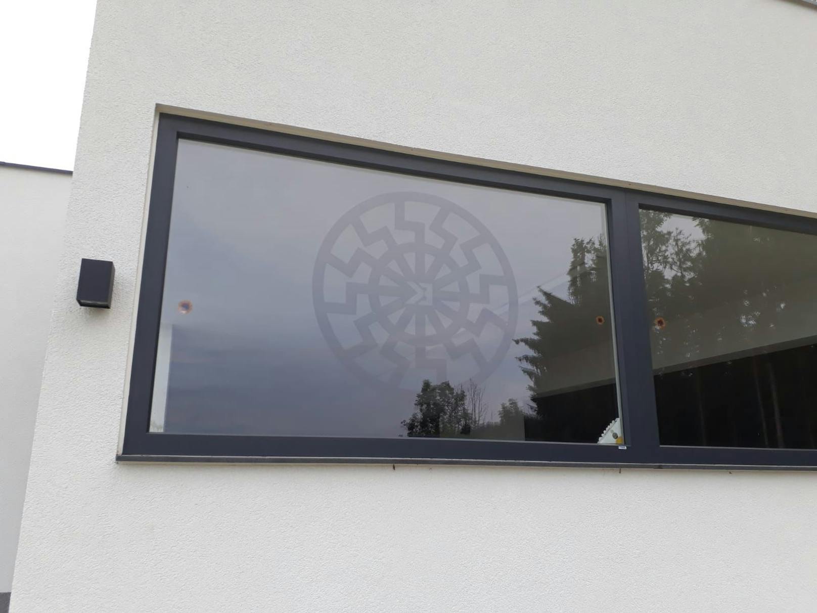 Anzeige wegen Nazi-Symbol auf Fenster in OÖ