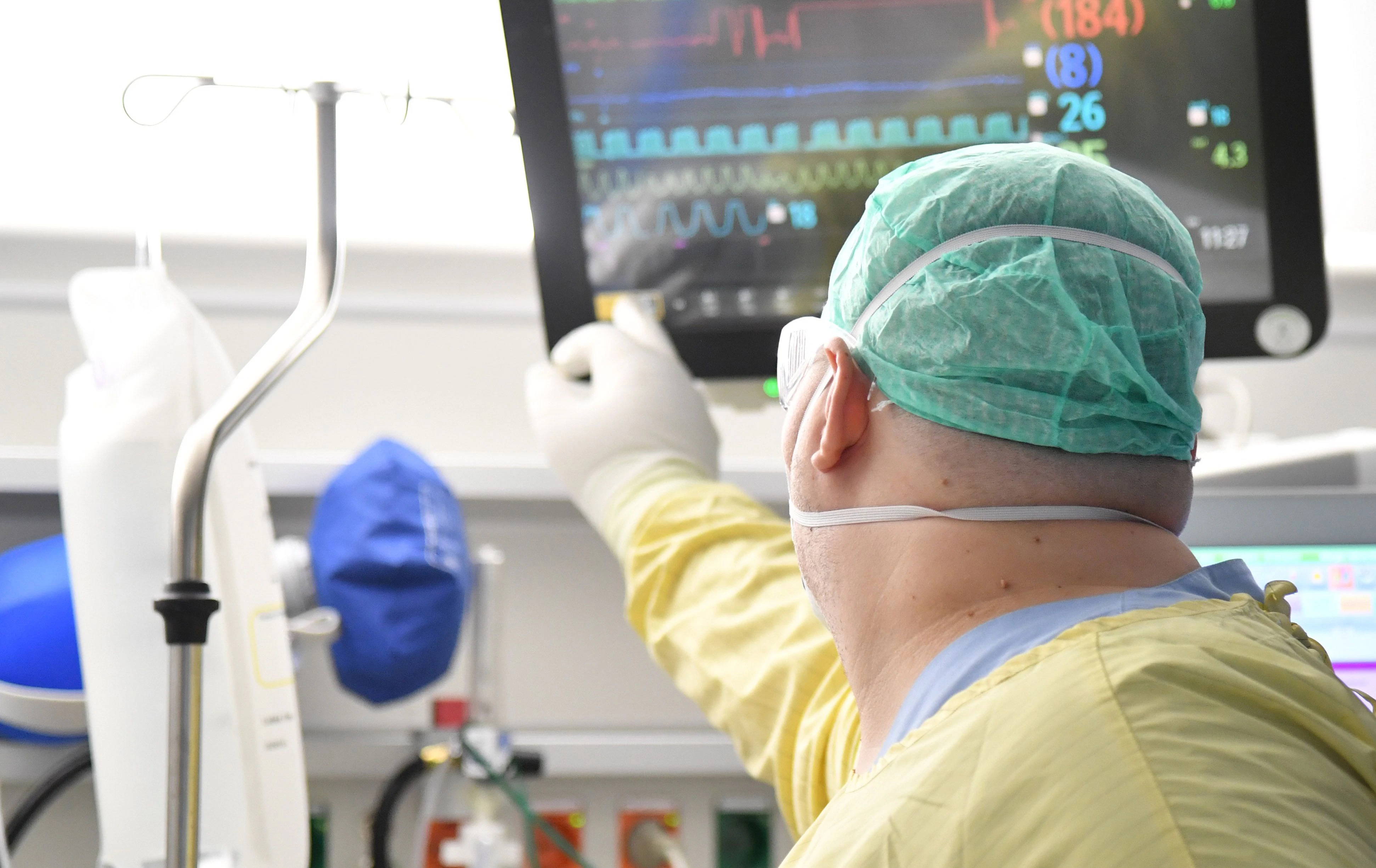 Ärzte auf den Intensivstationen sind am Limit: 642 Patienten werden dort derzeit behandelt.