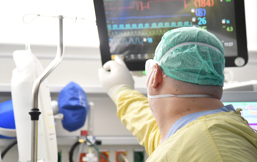 Ärzte auf den Intensivstationen sind am Limit: 642 Patienten werden dort derzeit behandelt.