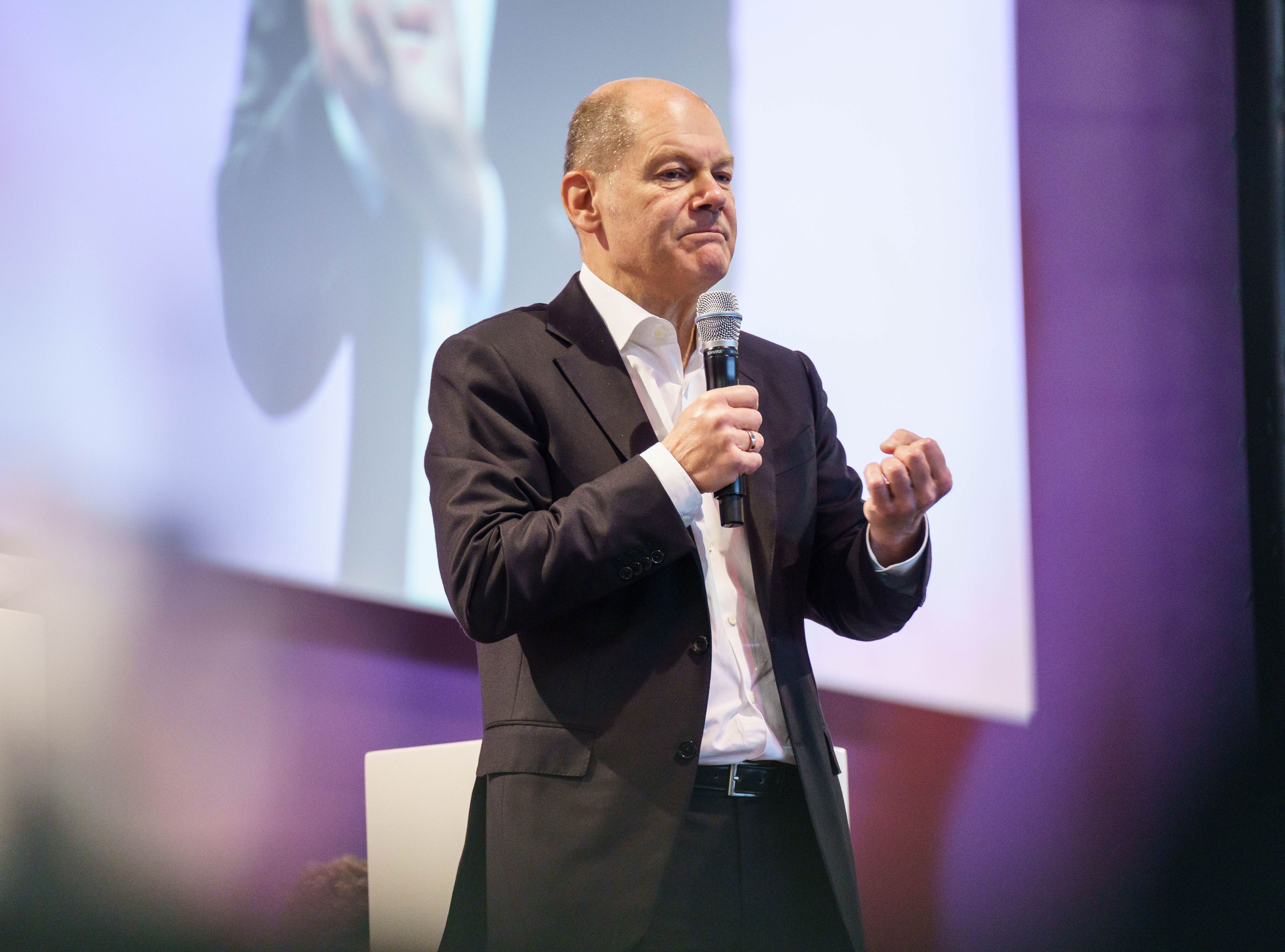 Download von www.picturedesk.com am 30.11.2021 (15:31).  27 November 2021, Hessen, Frankfurt/Main: SPD candidate for chancellor Olaf Scholz answers questions from the approximately 300 delegates at the federal congress of the Jusos. After the presentation of the plans of the possible first traffic light federal government last Wednesday (24.11.2021), the Jusos had criticized parts of the agreement. Photo: Frank Rumpenhorst/dpa/Frank Rumpenhorst/dpa - 20211127_PD3267 - Rechteinfo: Rights Managed (RM)